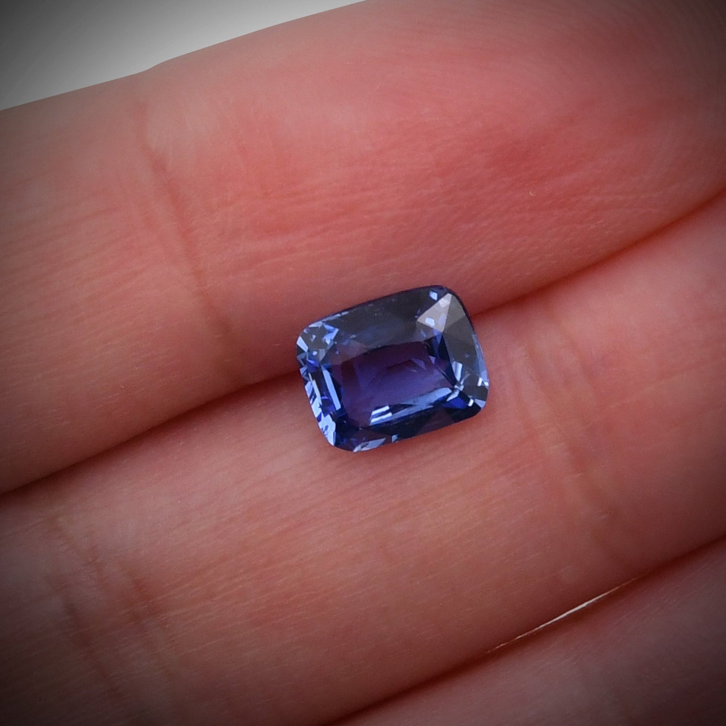 2,08 Karat blauer Kissen-Saphir