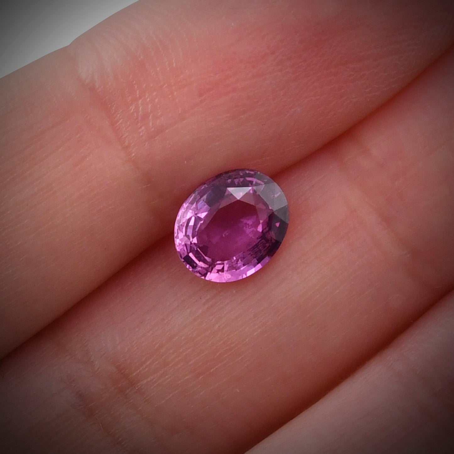 1,97 Karat rosa ovaler Saphir