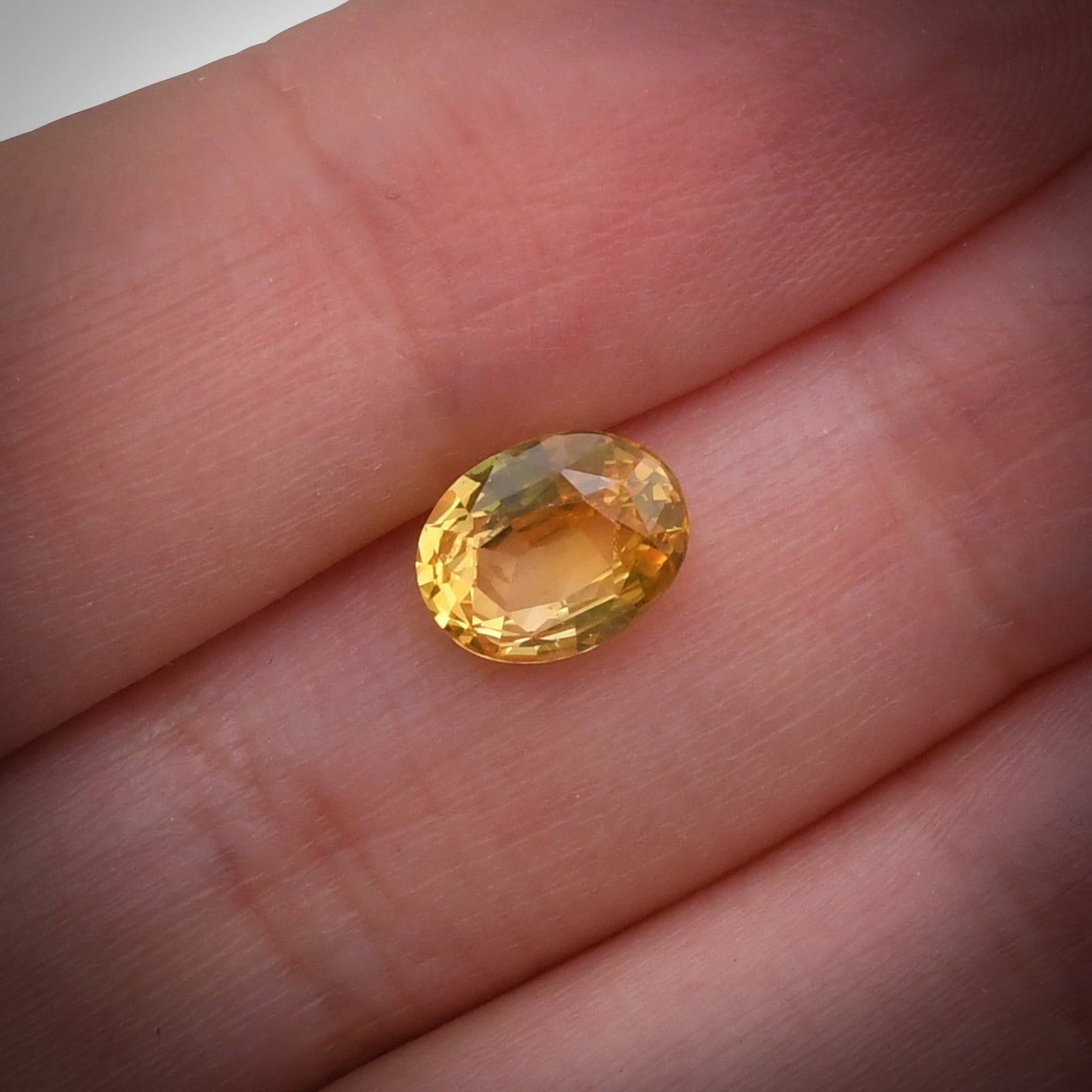 2,10 Karat gelber ovaler Saphir aus Sri Lanka