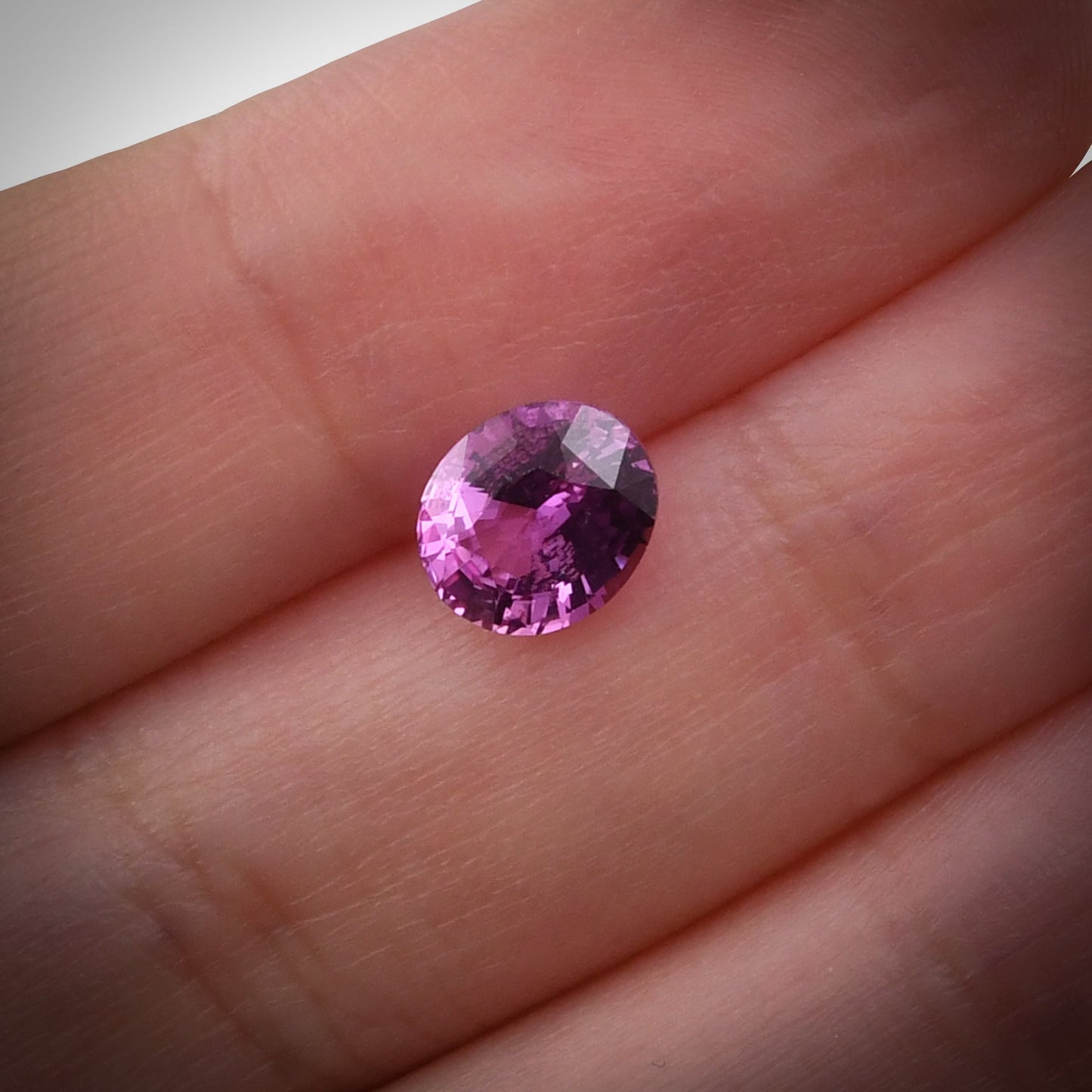 2,03 Karat rosa ovaler Saphir
