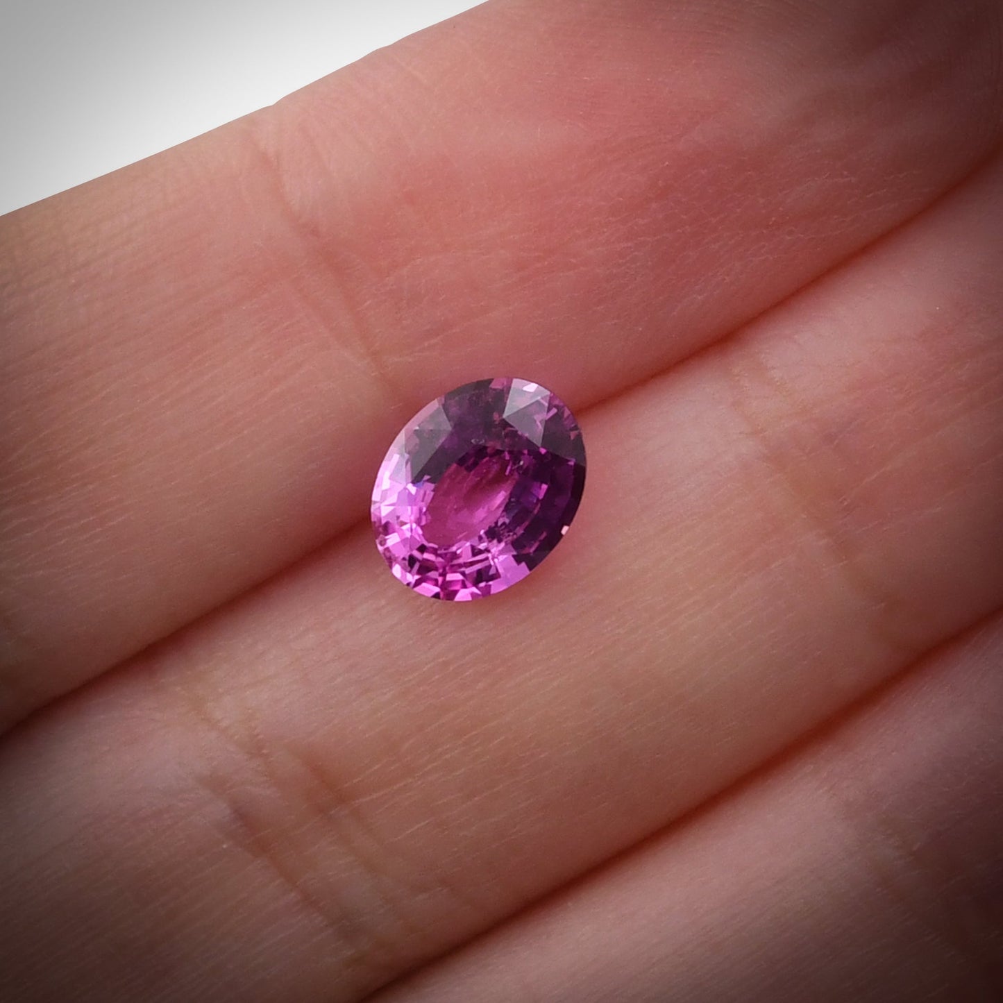 2,03 Karat rosa ovaler Saphir