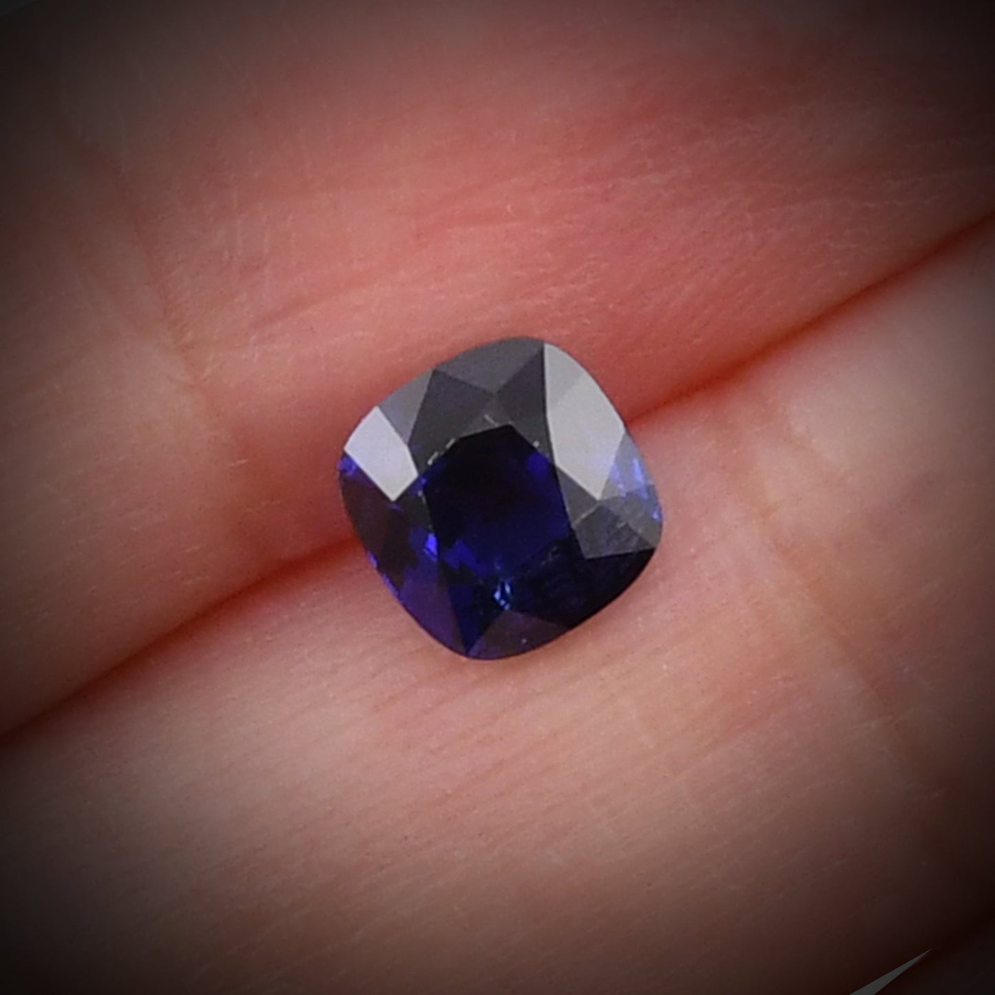 2,07 Karat blauer Kissen-Saphir