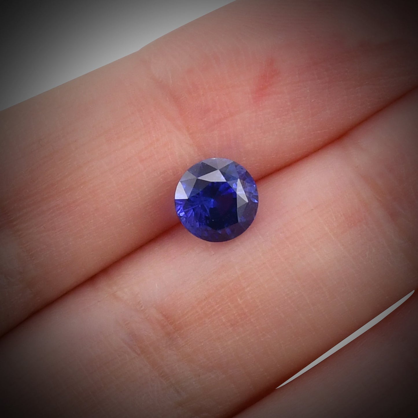 2,35 Karat blauer runder Saphir