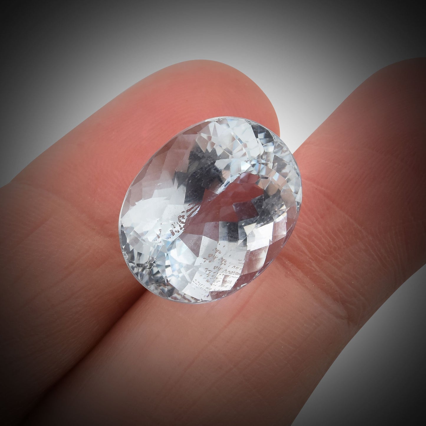11,85 Karat blauer afrikanischer ovaler Aquamarin