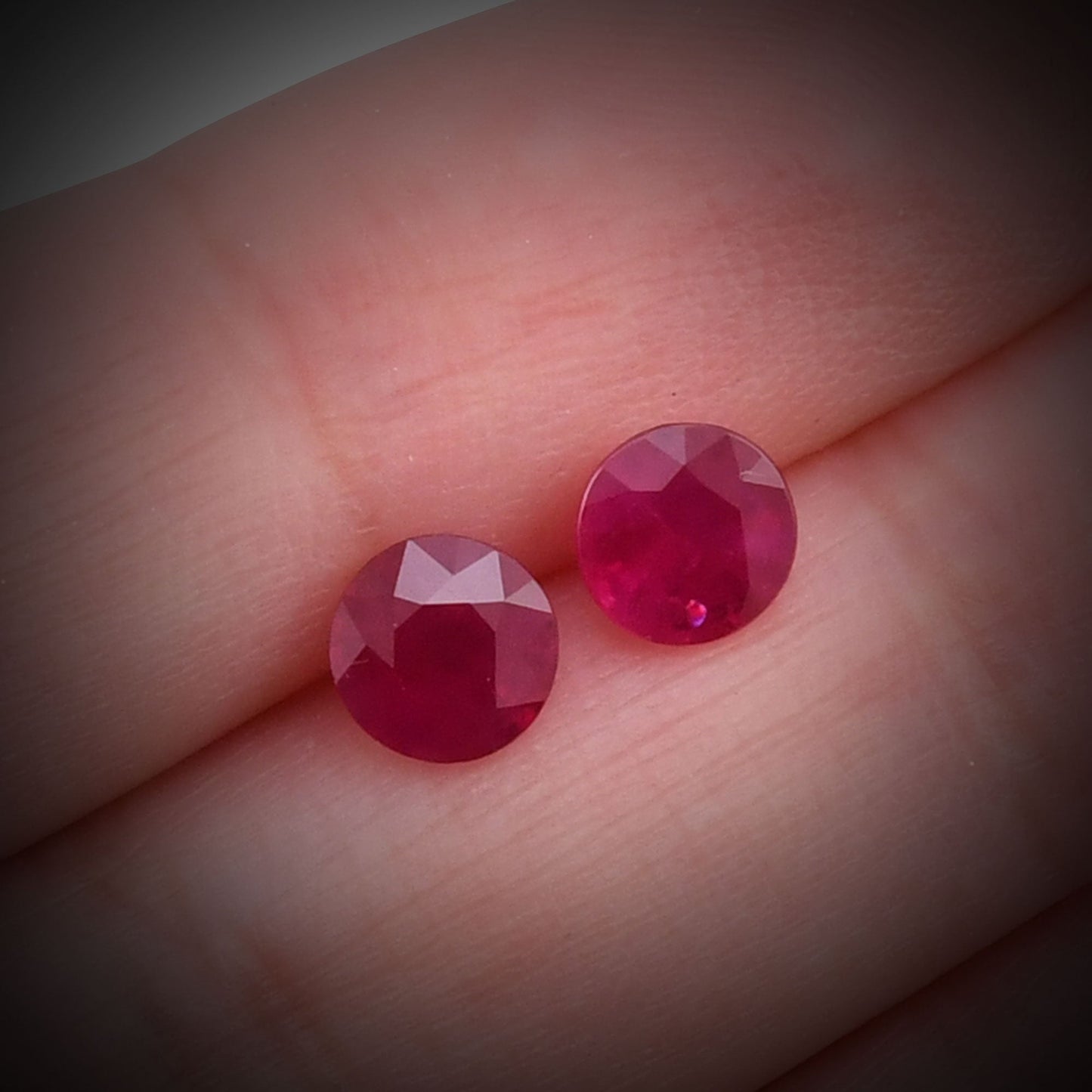 2,07 Karat roter runder Rubin