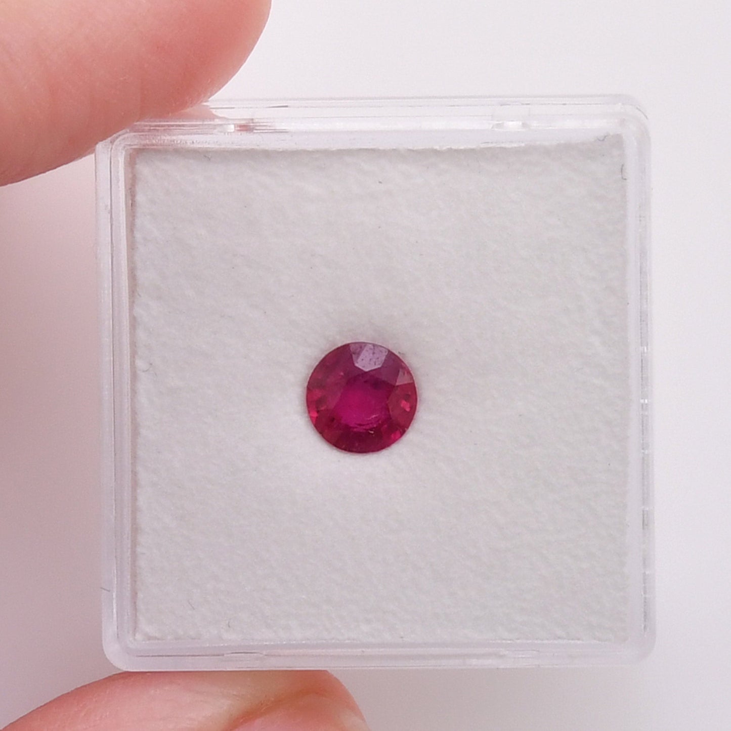 0,75 Karat roter runder Rubin