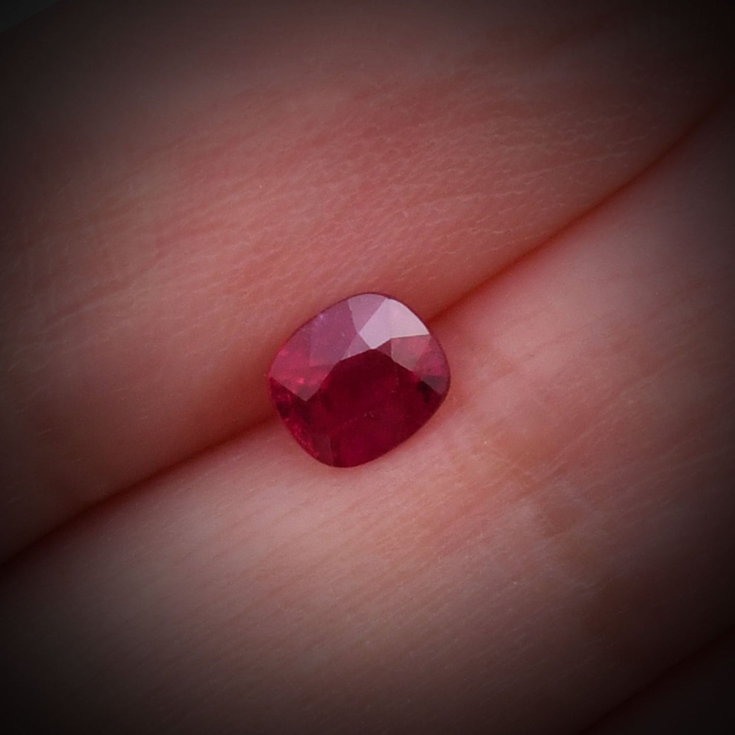 1,00 Karat roter Kissen-Rubin