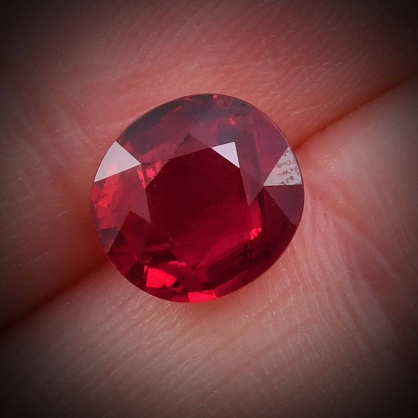 4,02 Karat roter ovaler Rubin aus Mosambik (GRS)