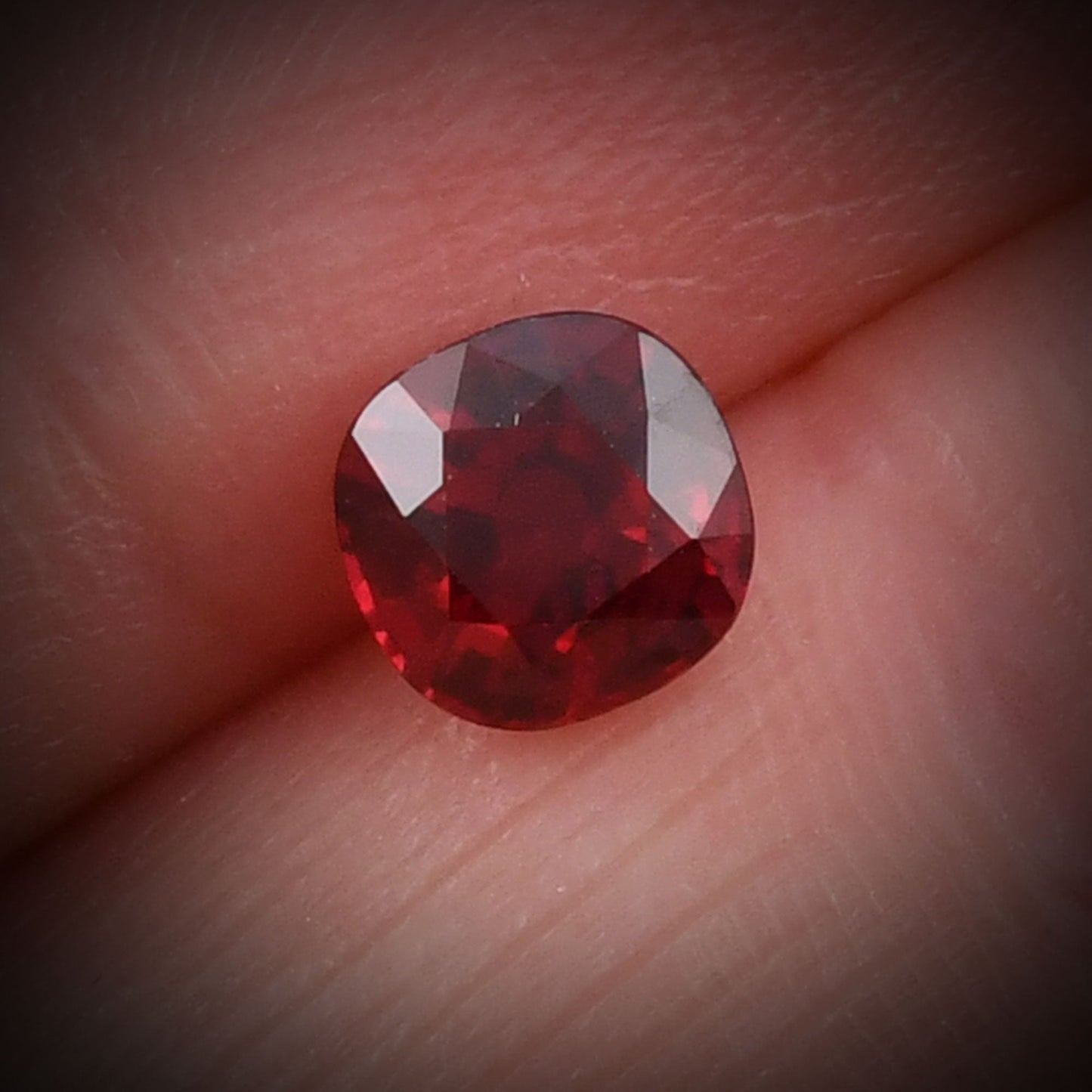 1,25 Karat roter Mosambik-Kissenrubin