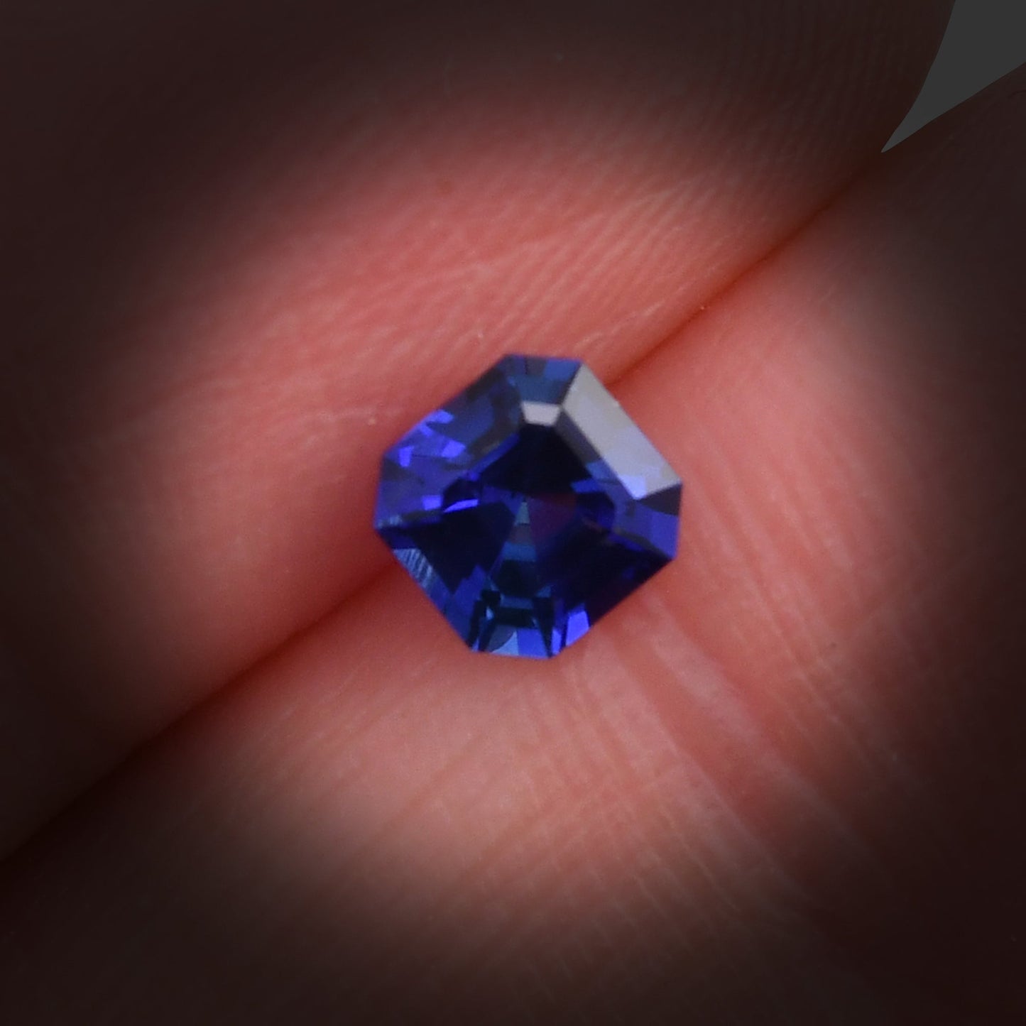 0,68 Karat blauer Smaragd-Saphir aus Sri Lanka