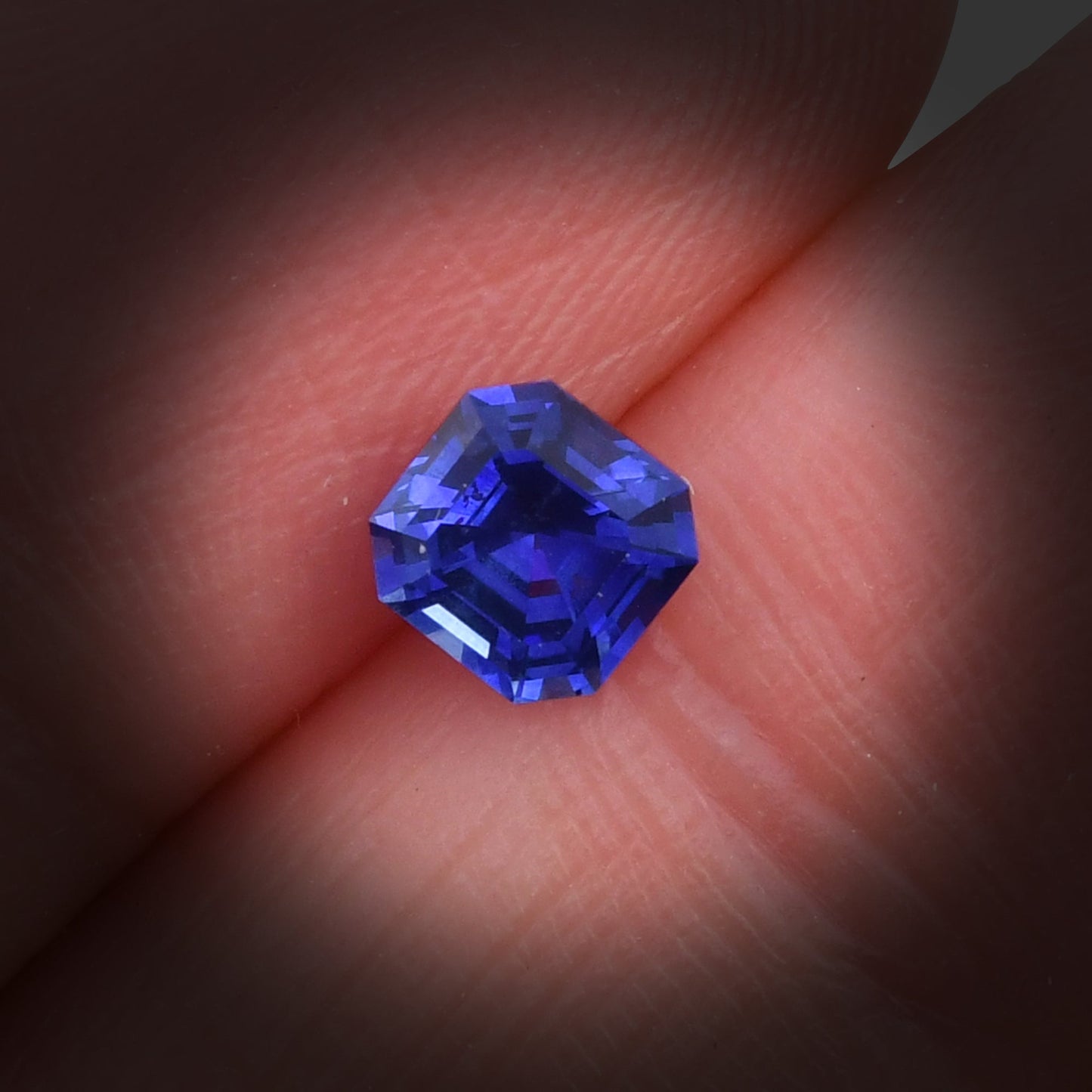 0,72 Karat blauer Smaragd-Saphir aus Sri Lanka