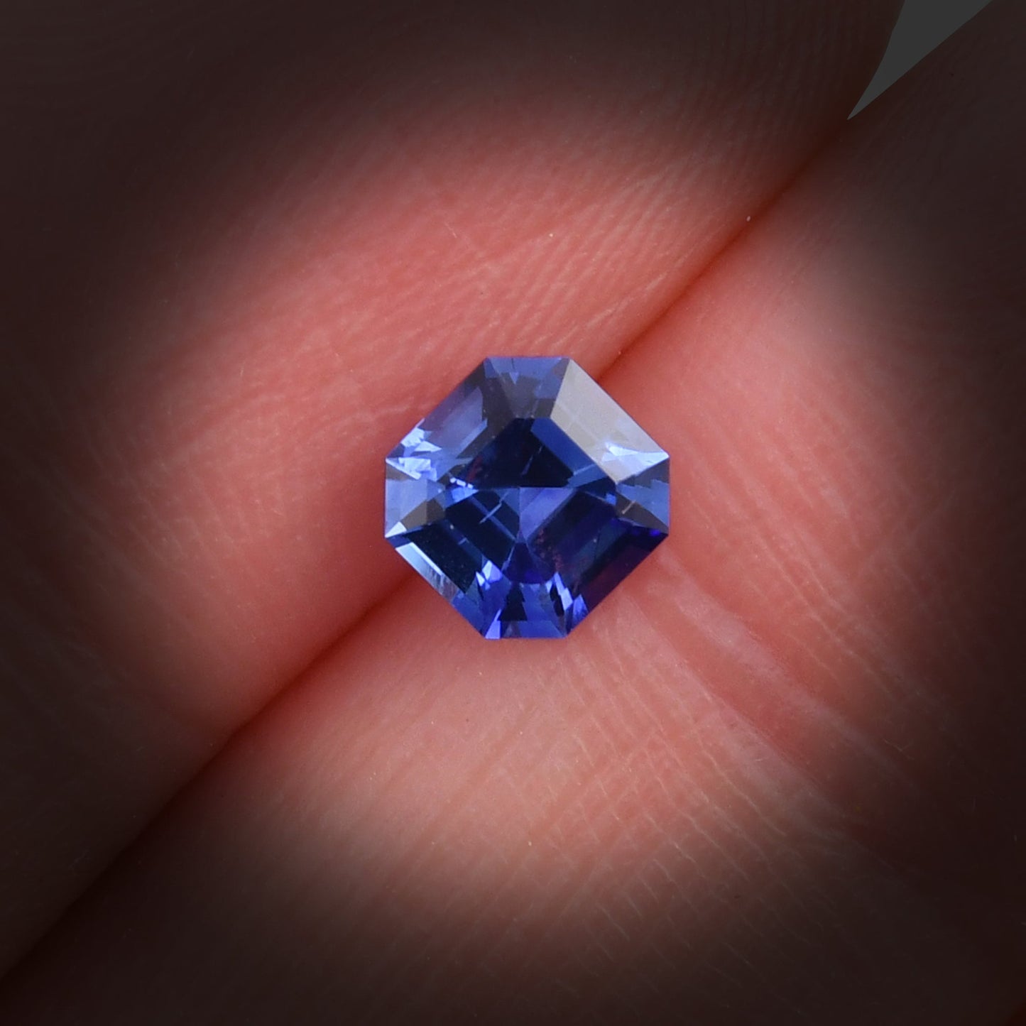 0,74 Karat blauer Smaragd-Saphir aus Sri Lanka