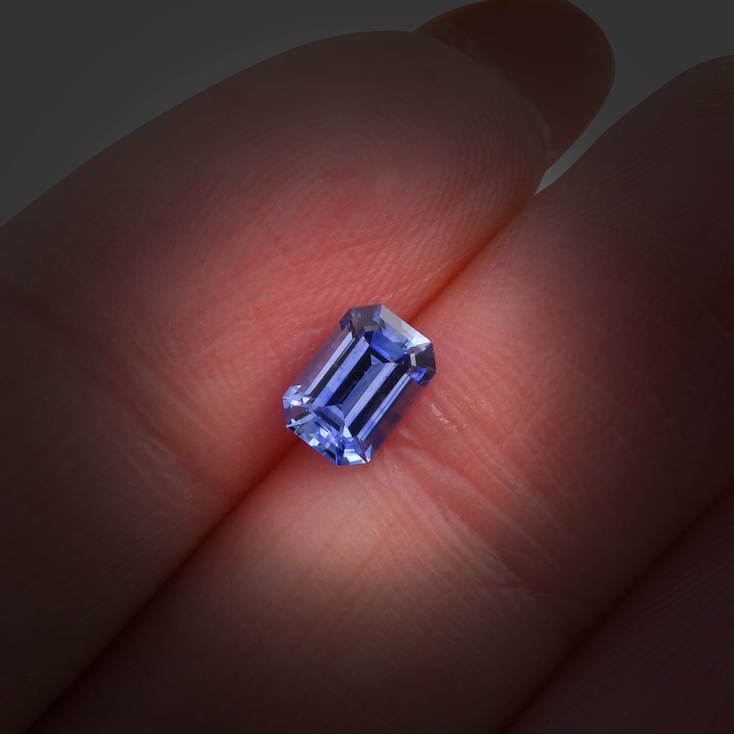 0,88 Karat blauer Smaragd-Saphir aus Sri Lanka