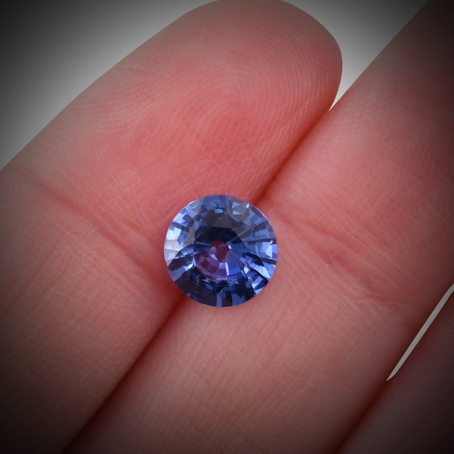 2,02 Karat blauer runder Saphir aus Sri Lanka