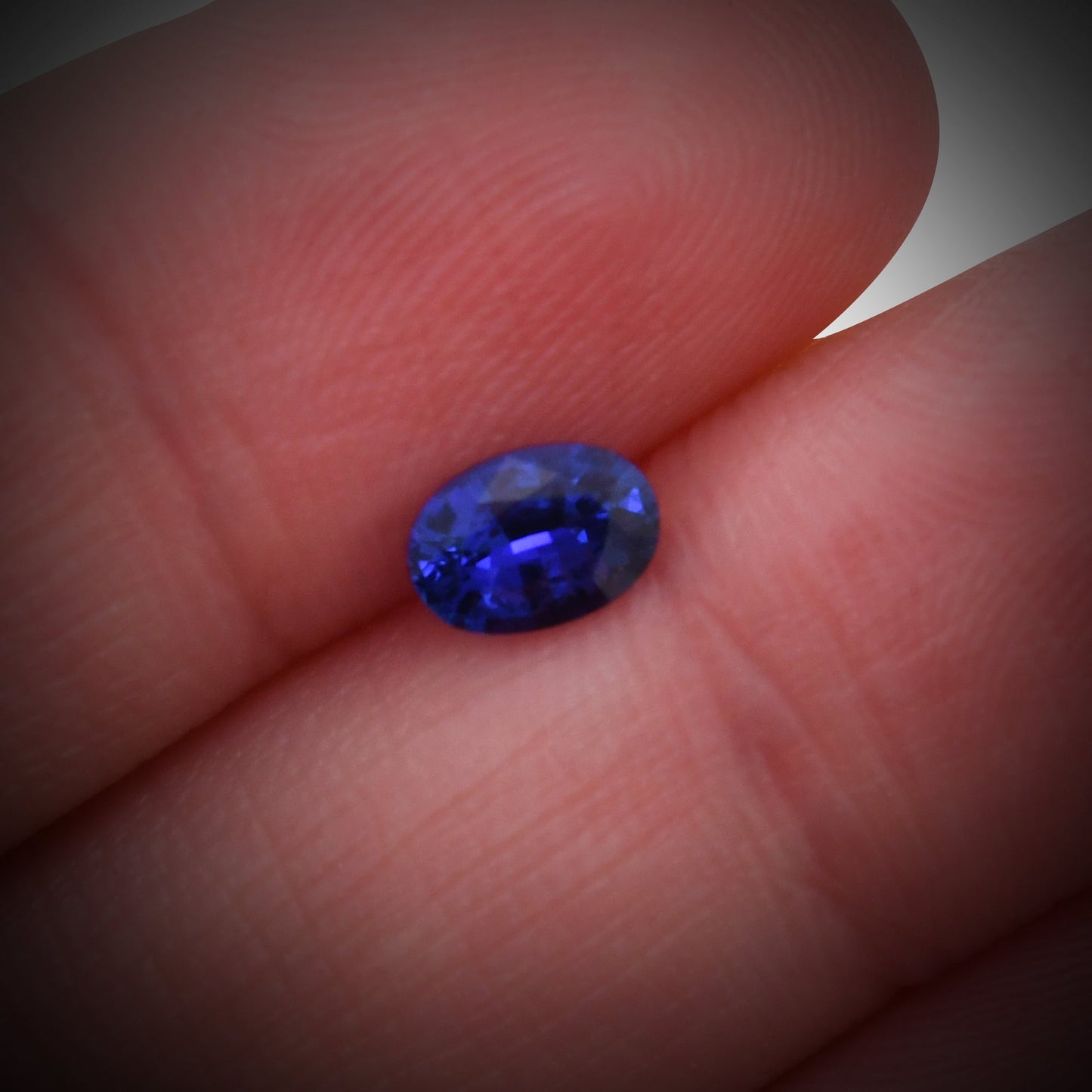 0,77 Karat blauer ovaler Saphir aus Sri Lanka