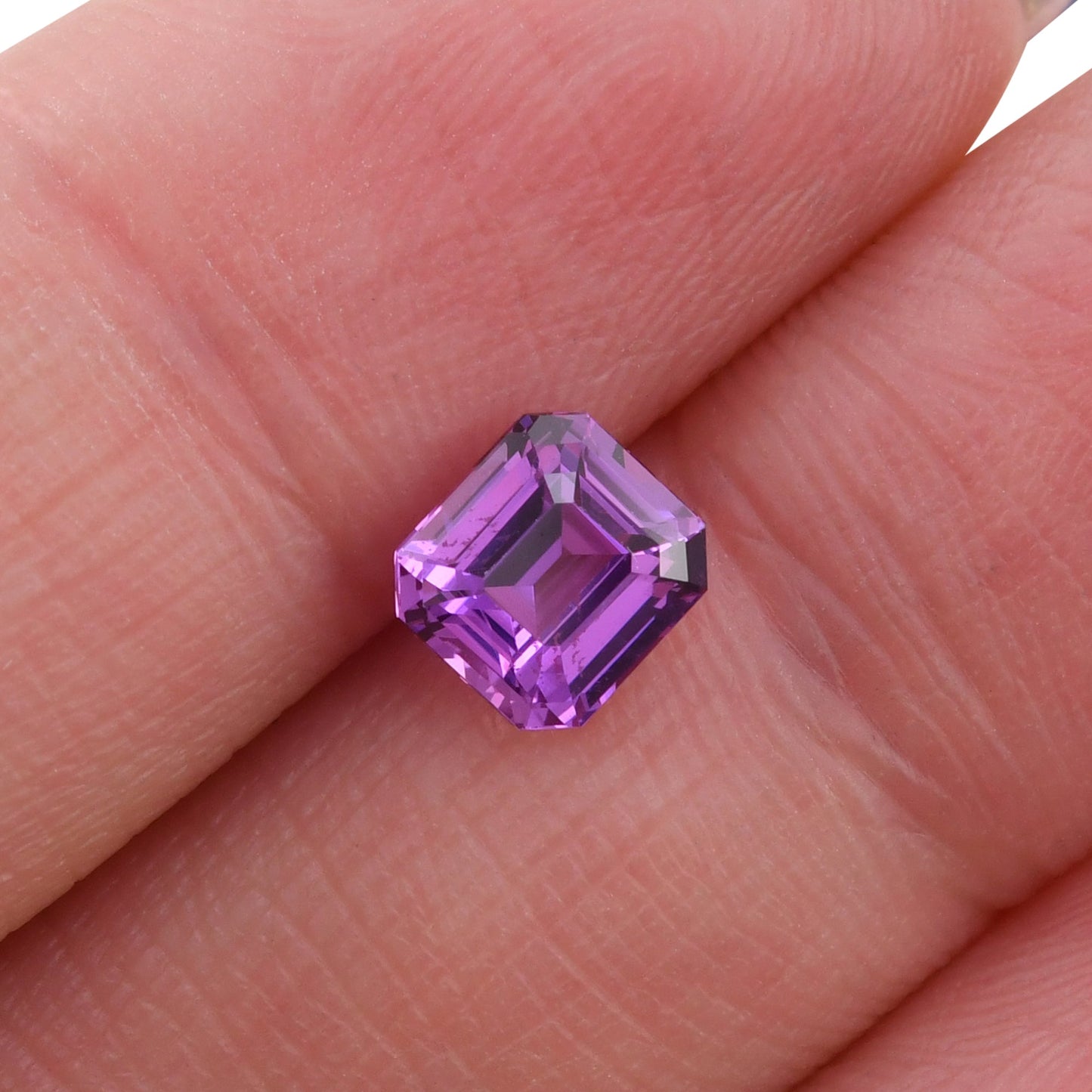 1,53 Karat violetter Madagaskar-Smaragd-Saphir