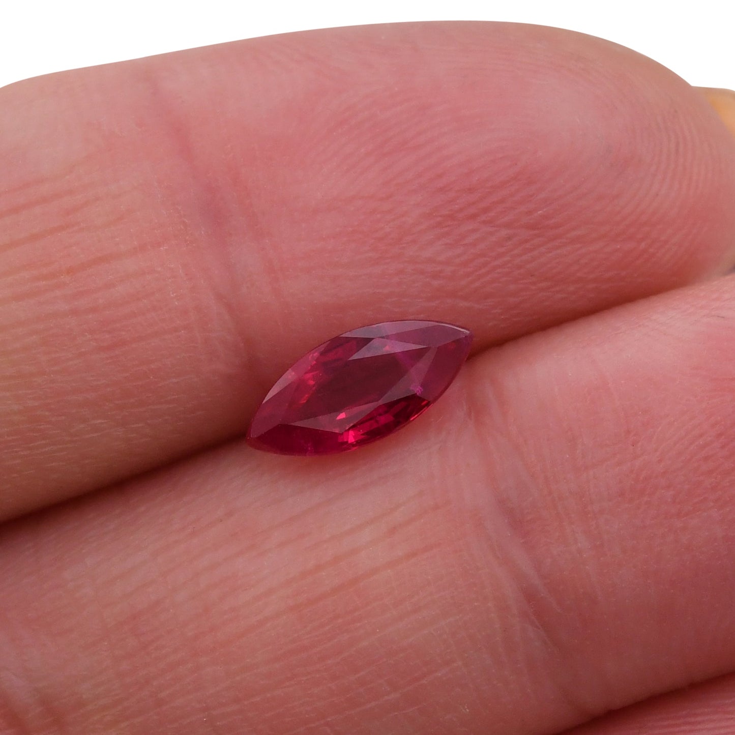 1,13 Karat roter burmesischer Marquise-Rubin