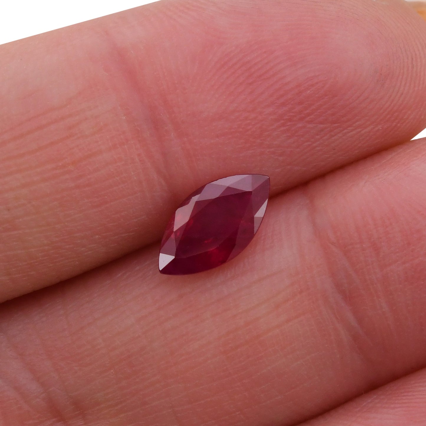 1,30 Karat roter burmesischer Marquise-Rubin