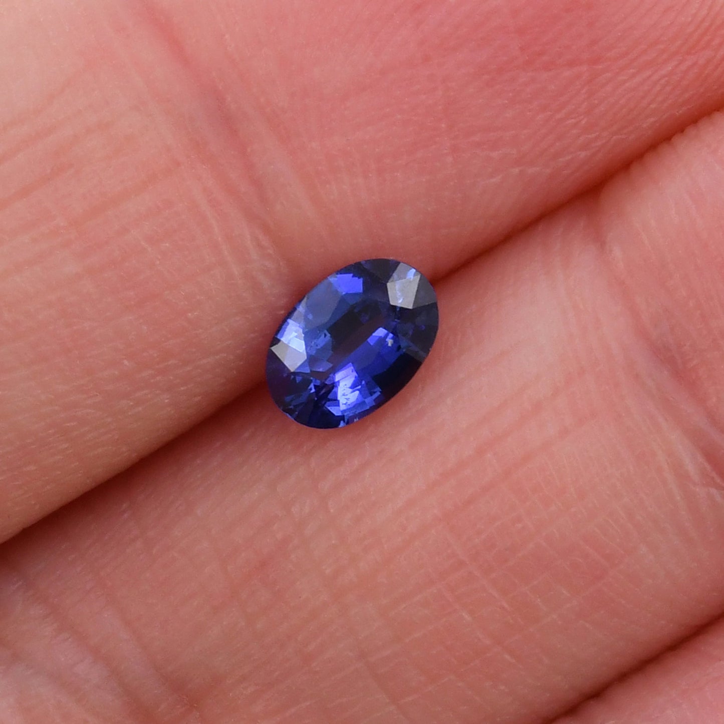 0,61 Karat blauer ovaler Saphir aus Sri Lanka