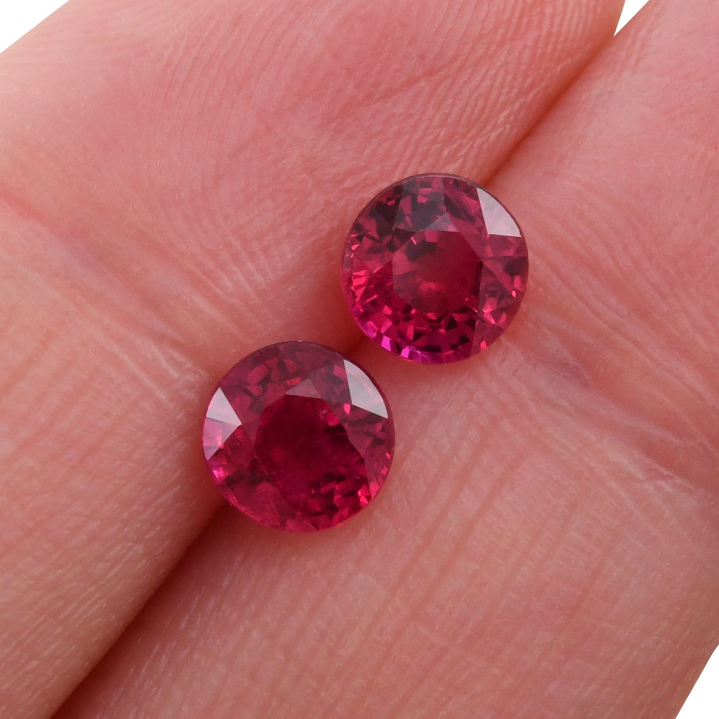 2,25 Karat roter runder Rubin aus Mosambik