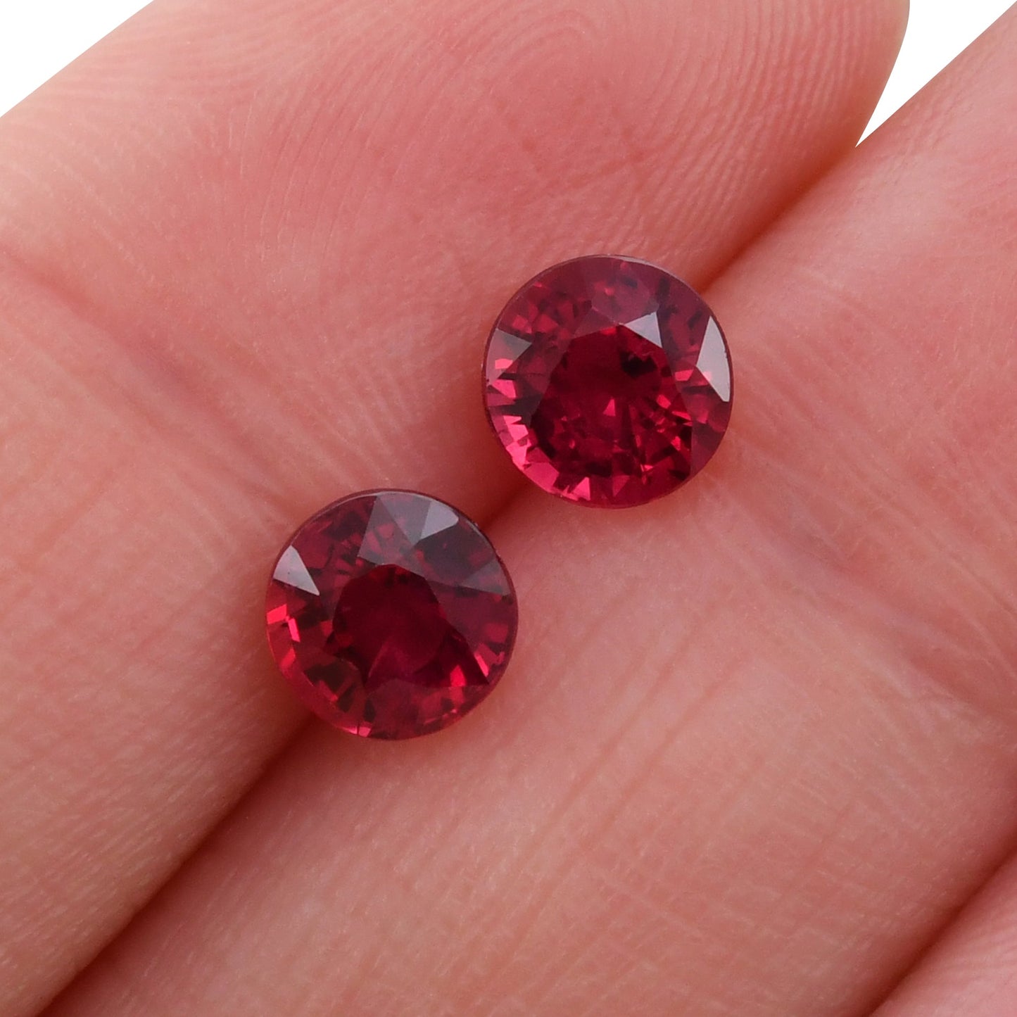 2,30 Karat roter runder Rubin aus Mosambik