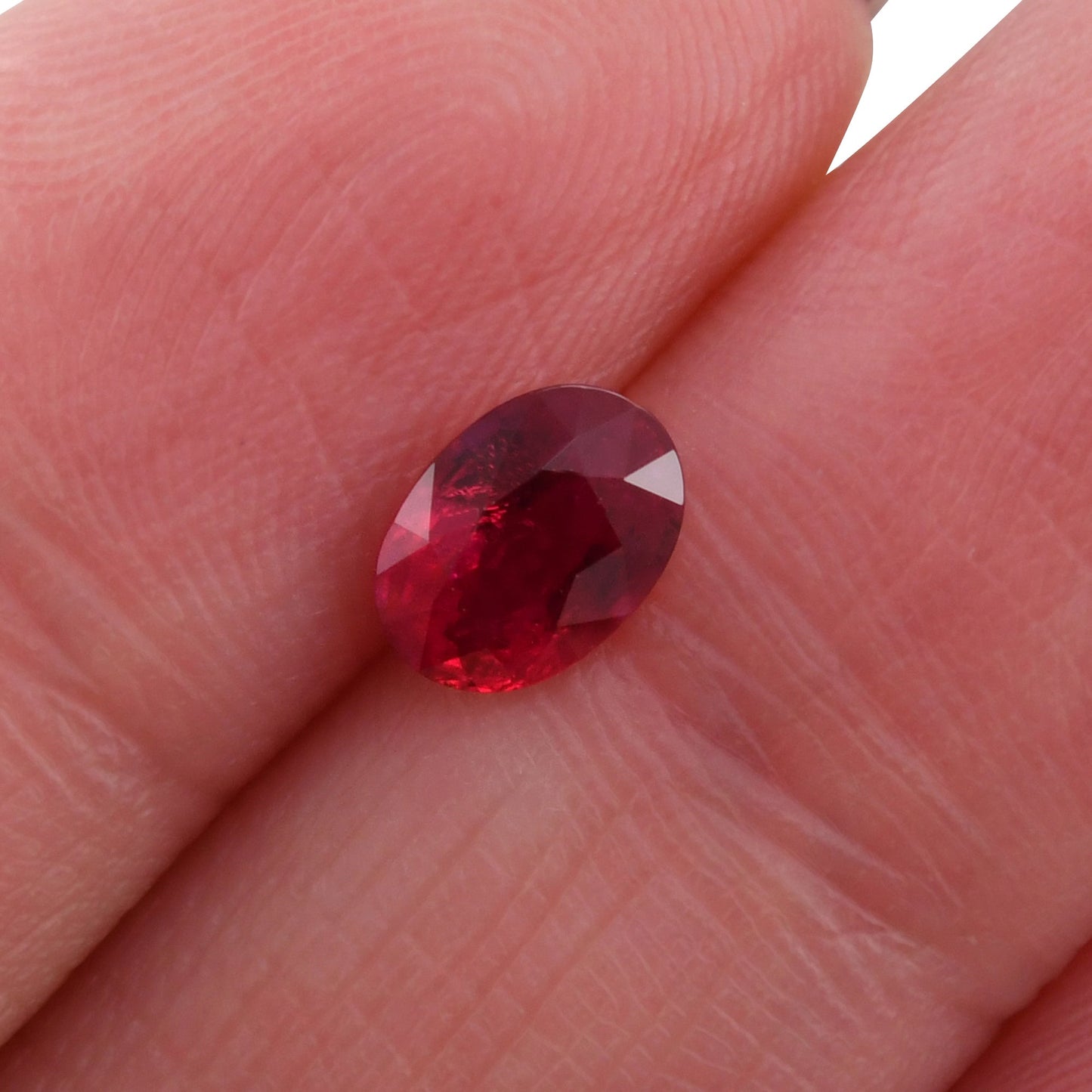 1,02 Karat roter ovaler Rubin aus Mosambik