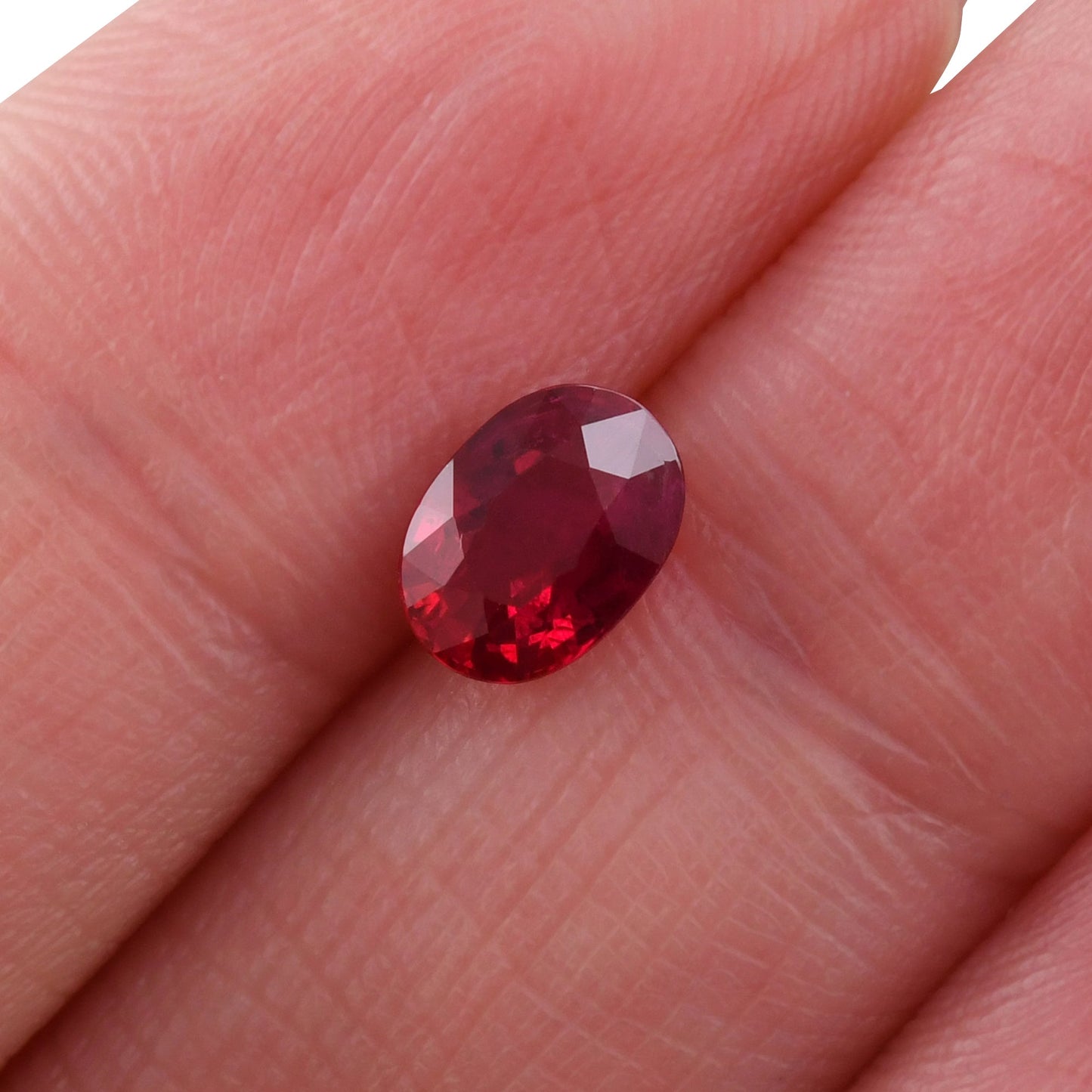 1,04 Karat roter ovaler Rubin aus Mosambik