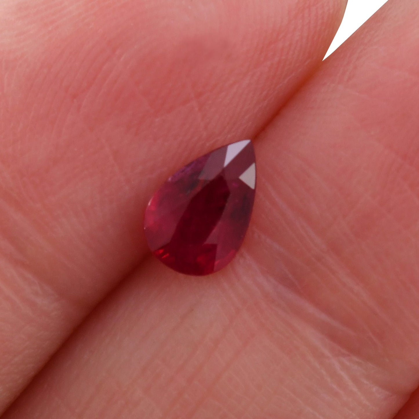 1,00 Karat roter Mosambik-Birnenrubin