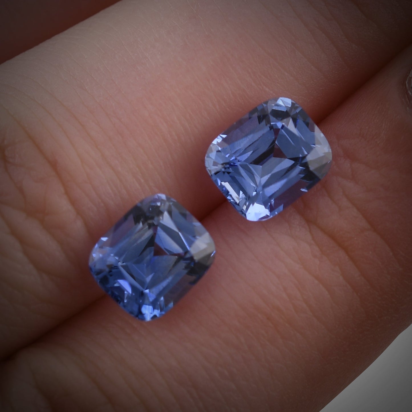 5,57 Karat blaue Kissen-Saphire aus Sri Lanka (Paar)
