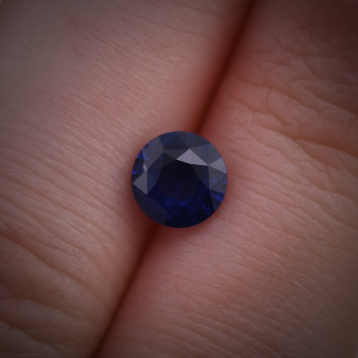 1,21 Karat blauer runder Saphir aus Sri Lanka
