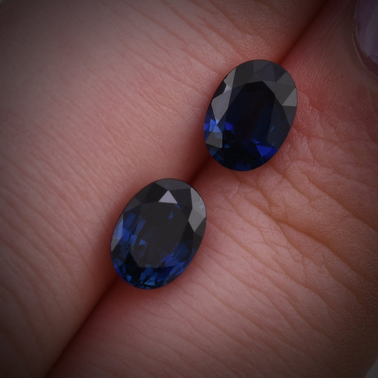 2,24 Karat blauer ovaler thailändischer Saphir