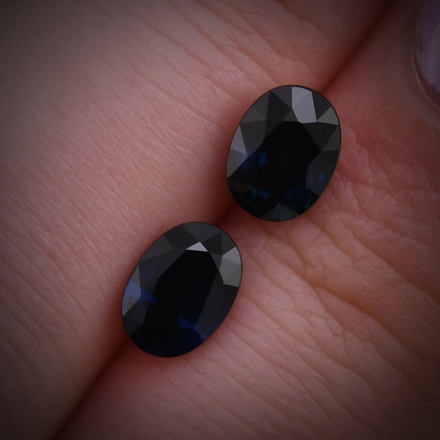 2,31 Karat blauer ovaler thailändischer Saphir