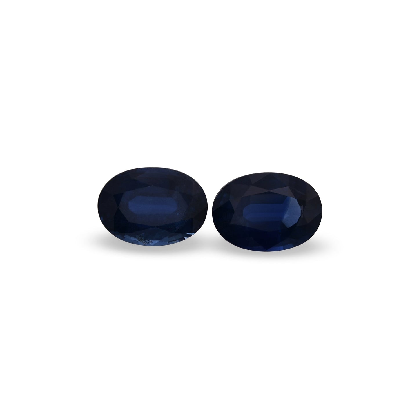 2,04 Karat blauer ovaler thailändischer Saphir