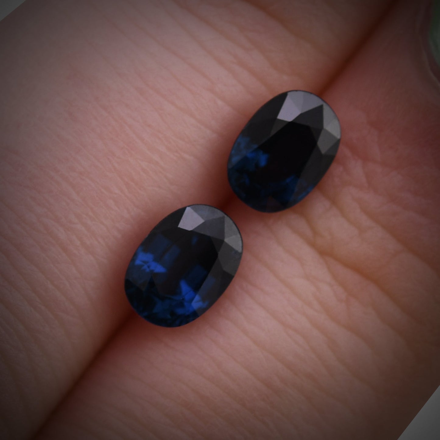 2,45 Karat blauer ovaler thailändischer Saphir