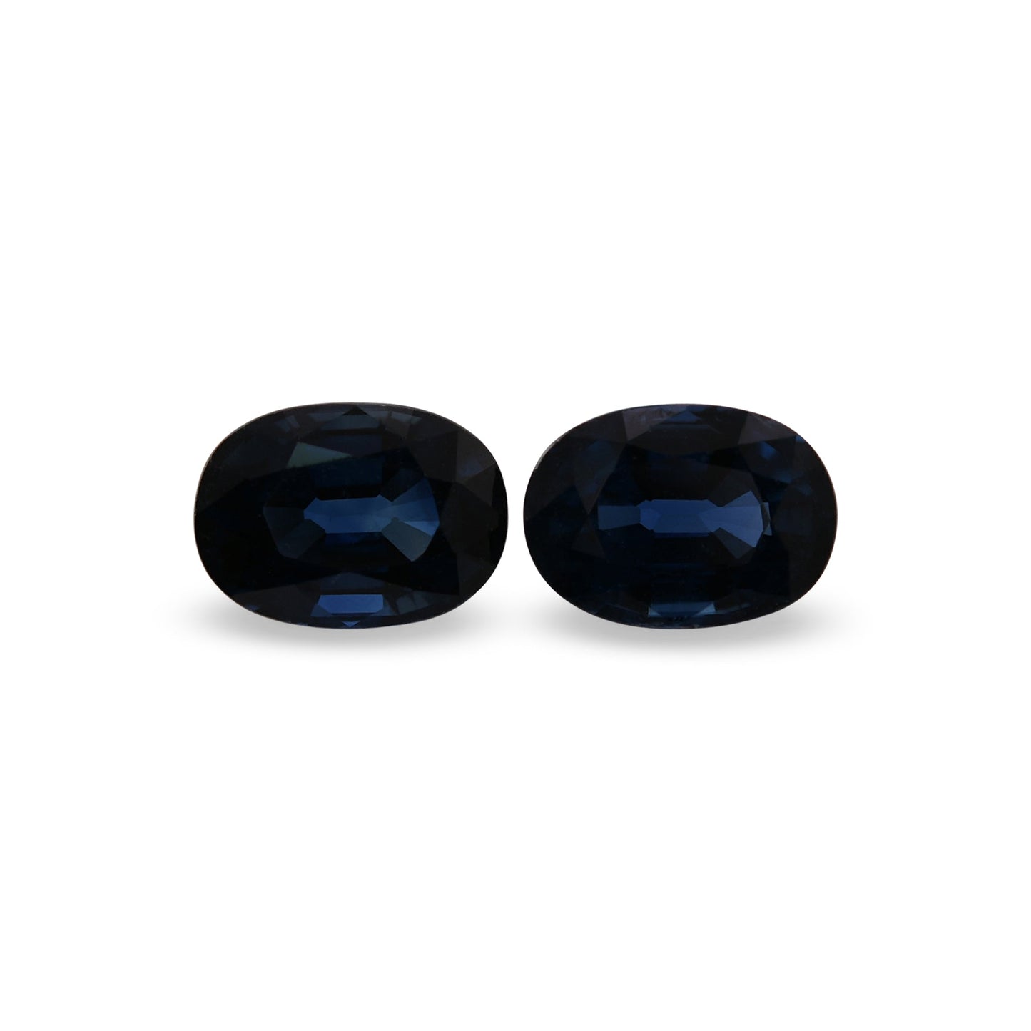 2,45 Karat blauer ovaler thailändischer Saphir