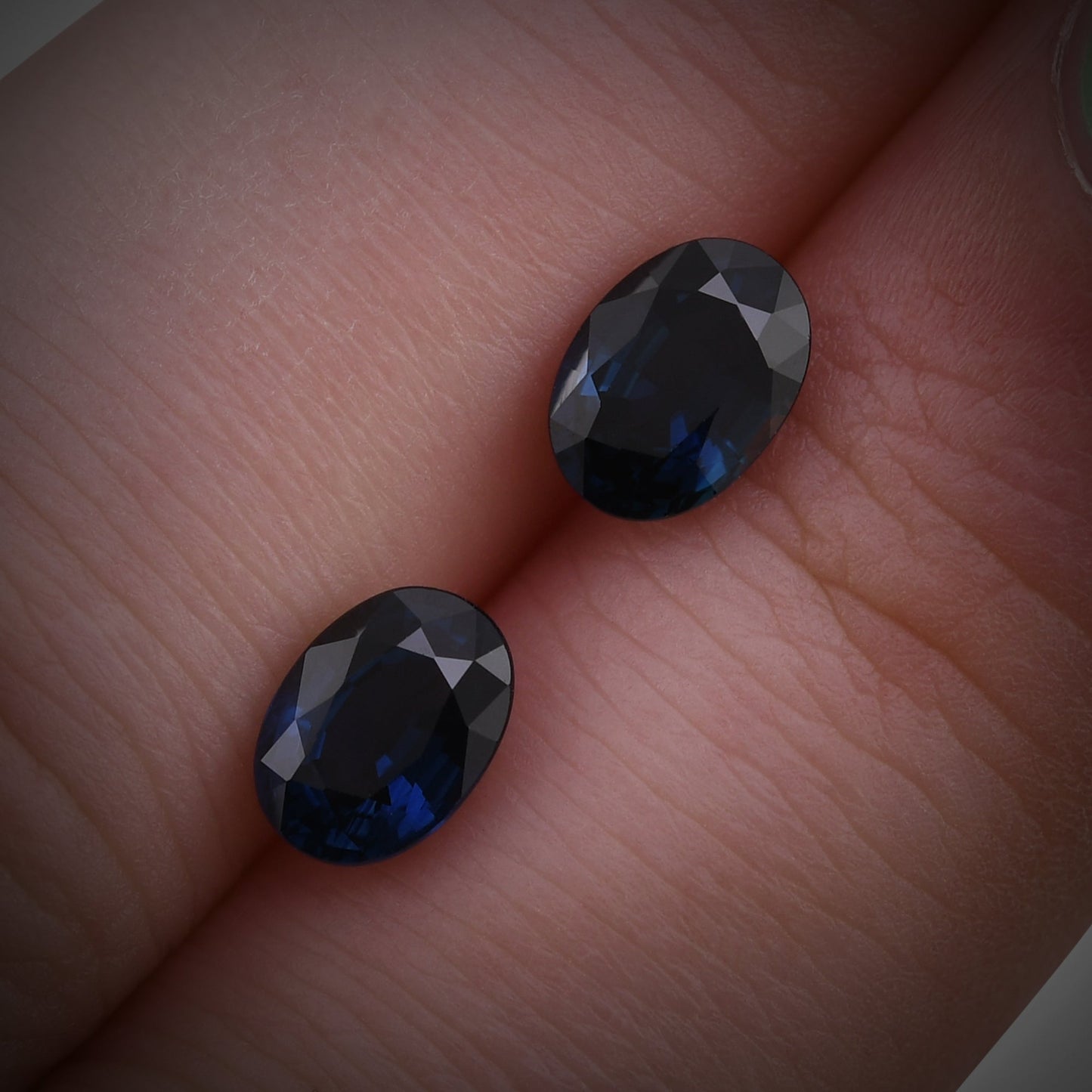 2,23 Karat blauer ovaler thailändischer Saphir
