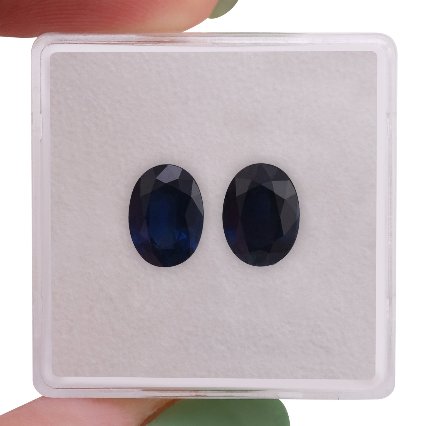 3,06 Karat blauer ovaler thailändischer Saphir