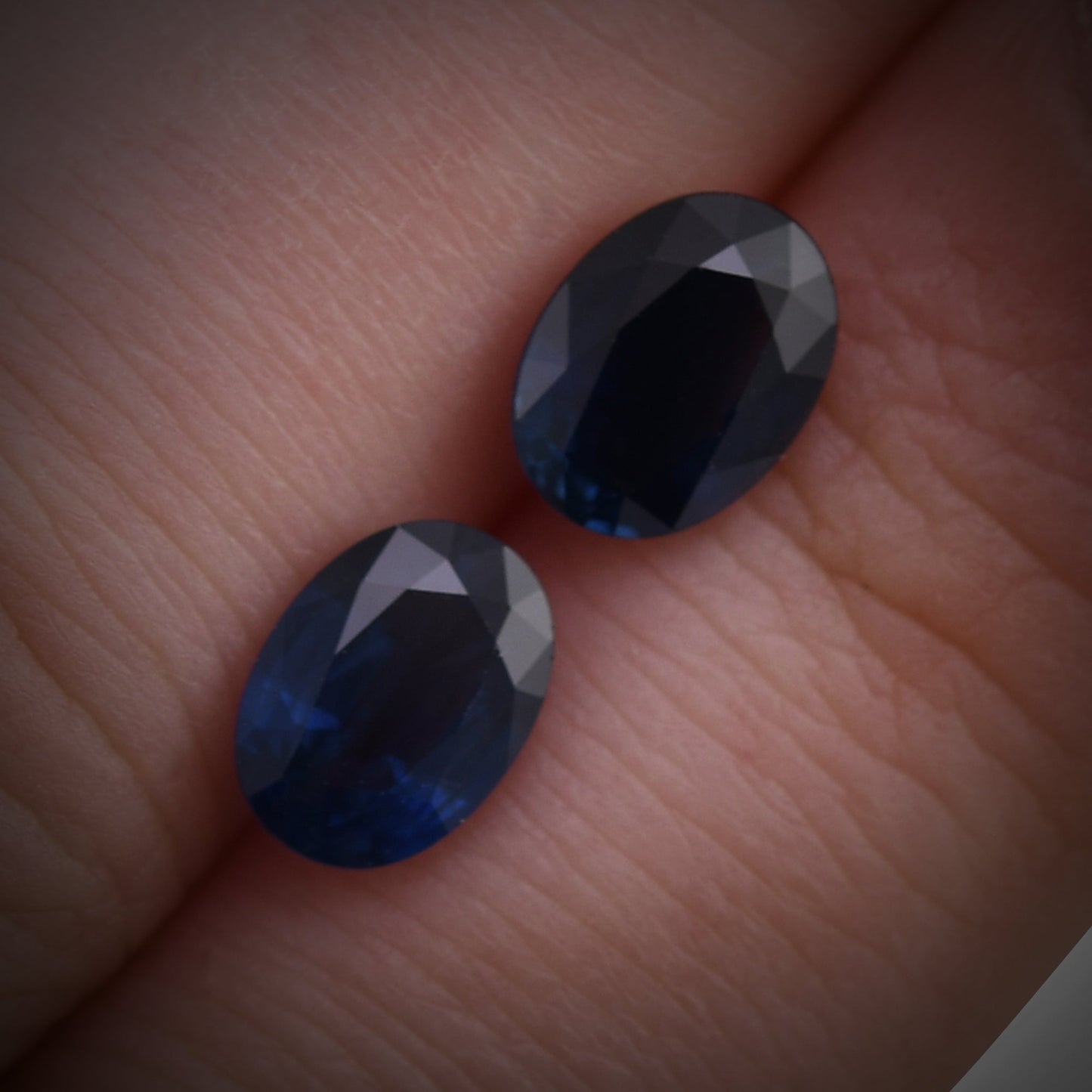 3,06 Karat blauer ovaler thailändischer Saphir