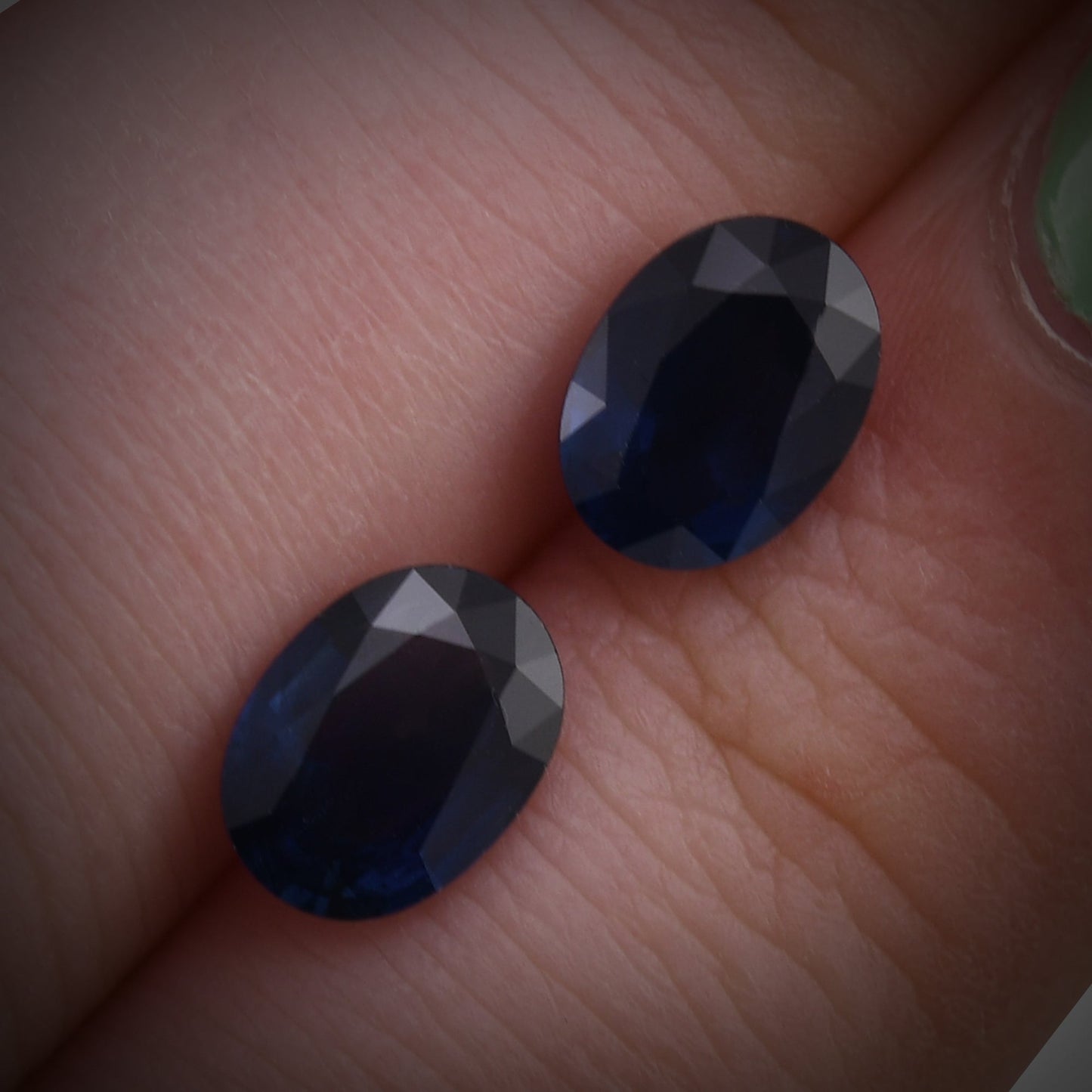2,86 Karat blauer ovaler thailändischer Saphir
