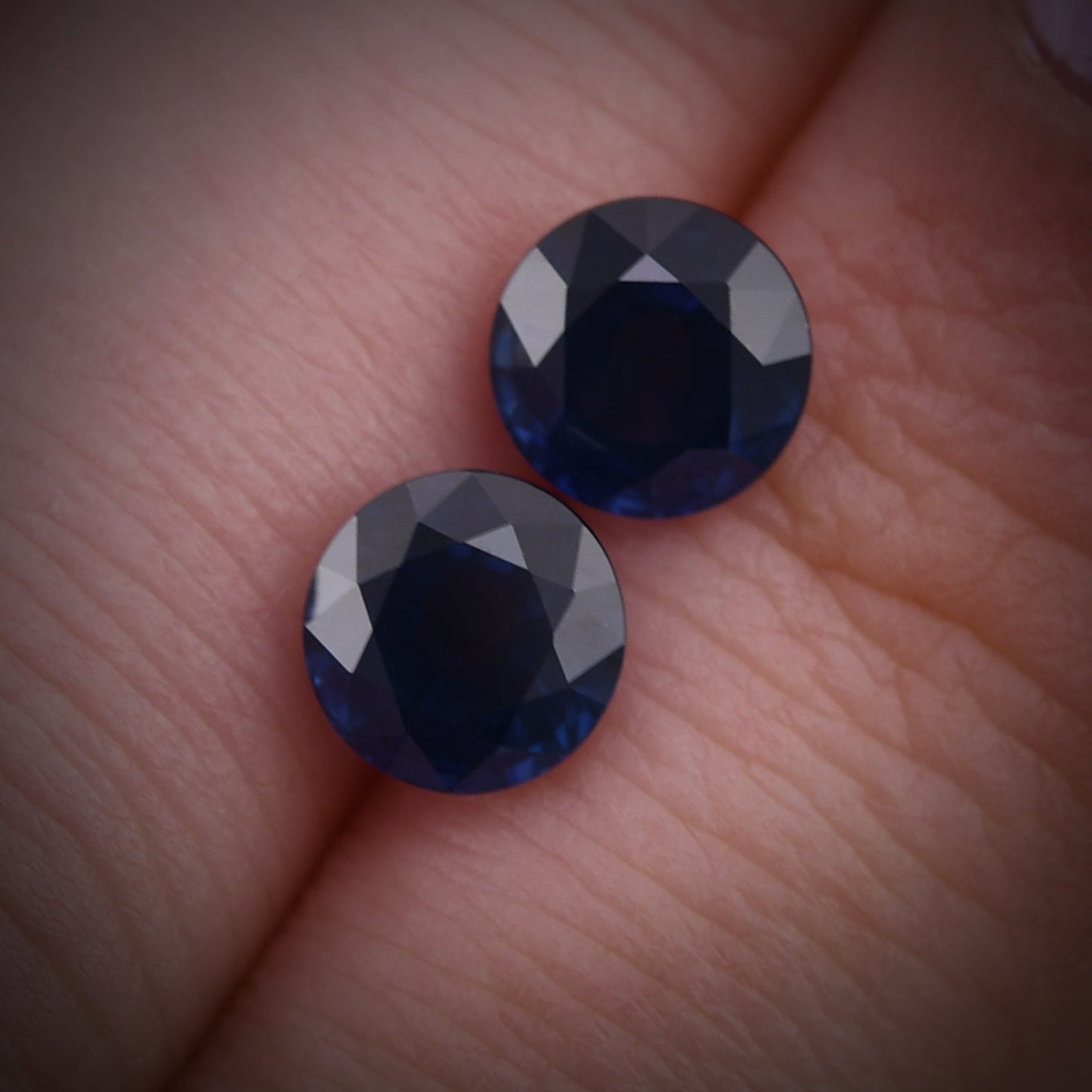 3,06 Karat blauer runder thailändischer Saphir