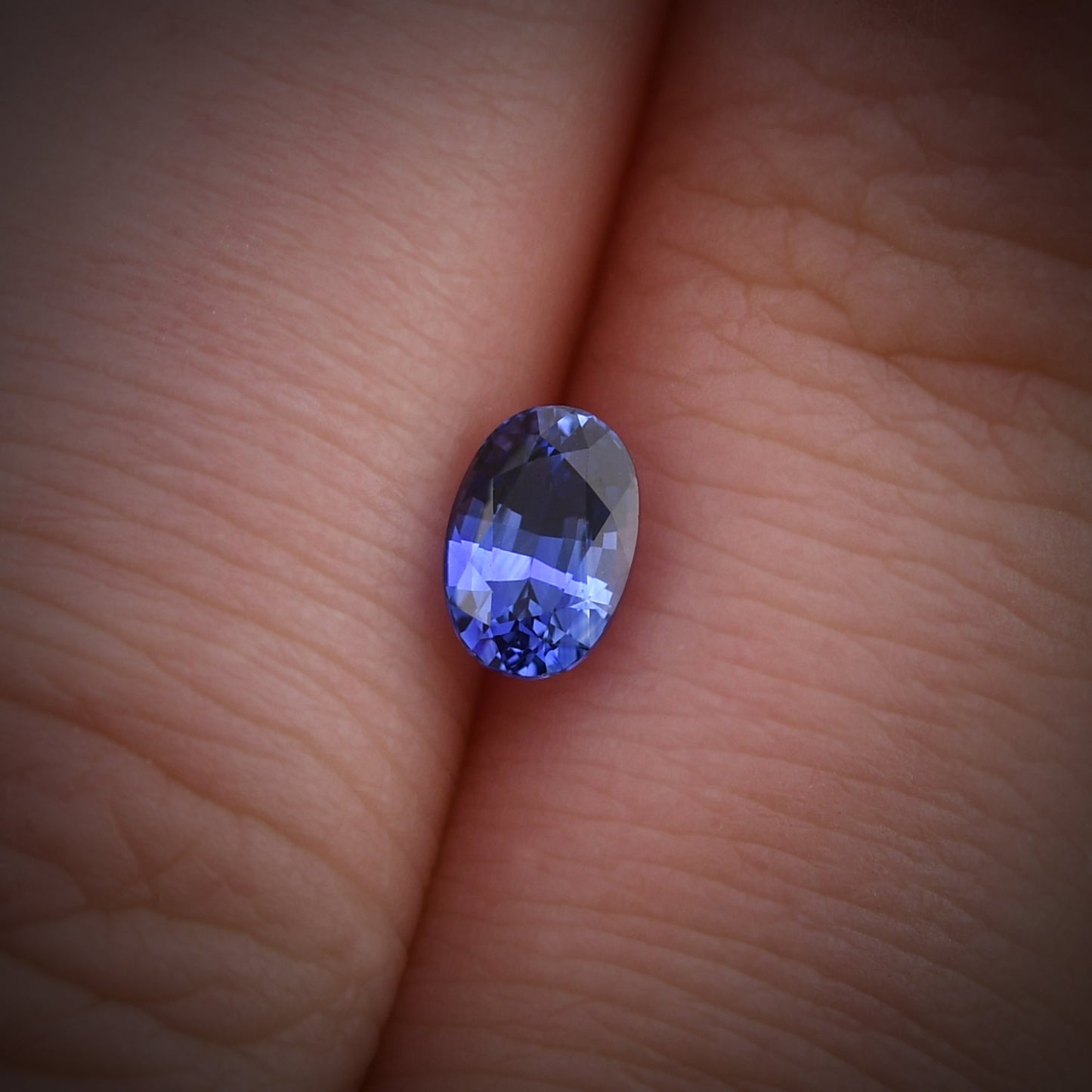 0,70 Karat blauer ovaler Saphir aus Sri Lanka