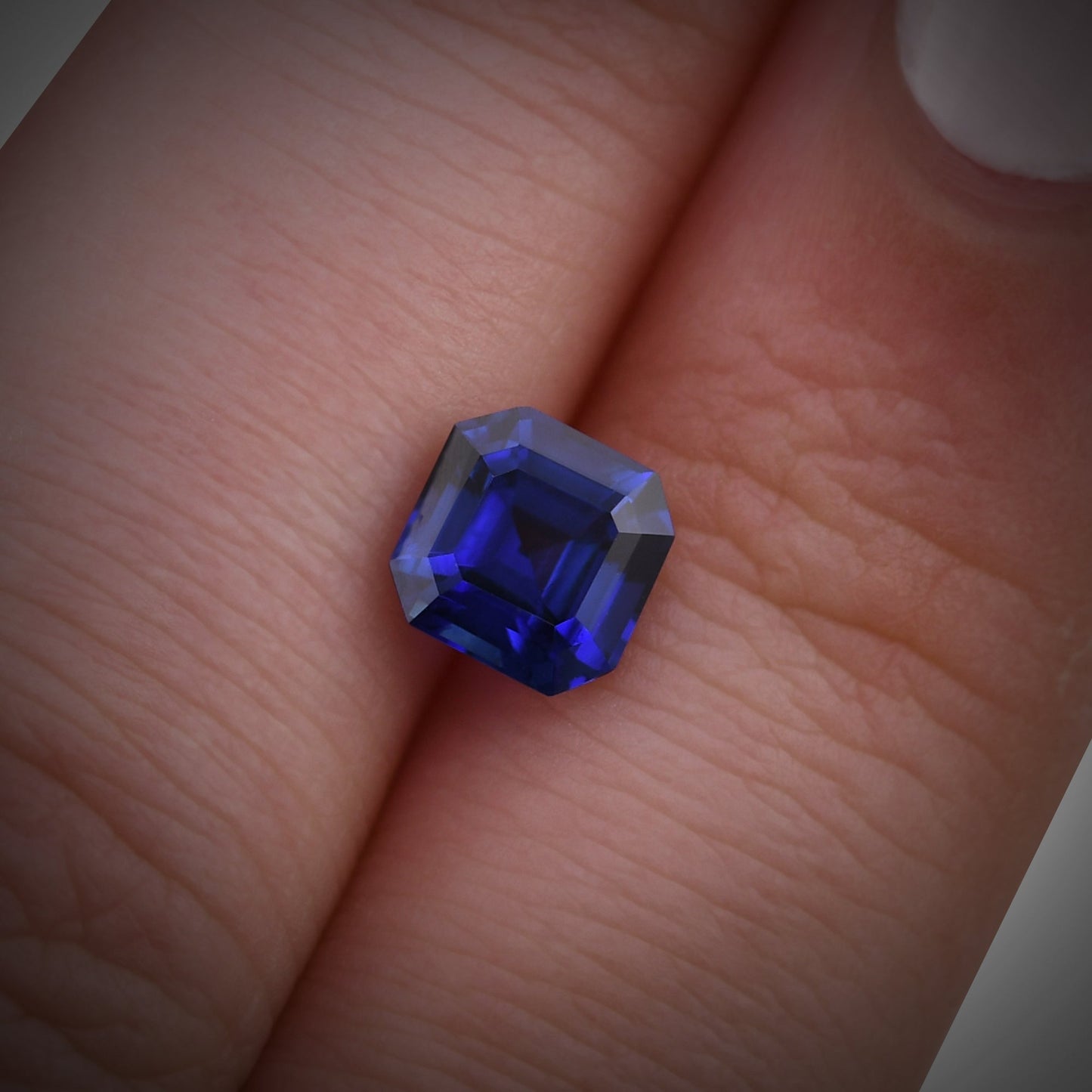 1,47 Karat blauer Smaragd-Saphir aus Sri Lanka