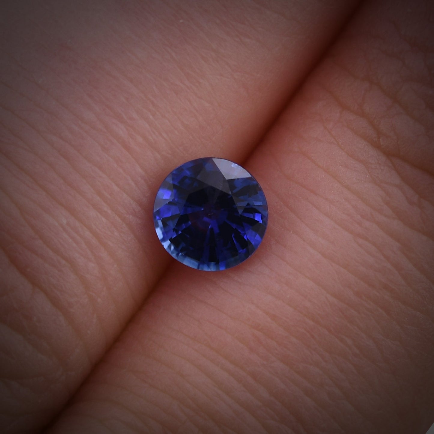 0,90 Karat blauer runder Saphir aus Sri Lanka