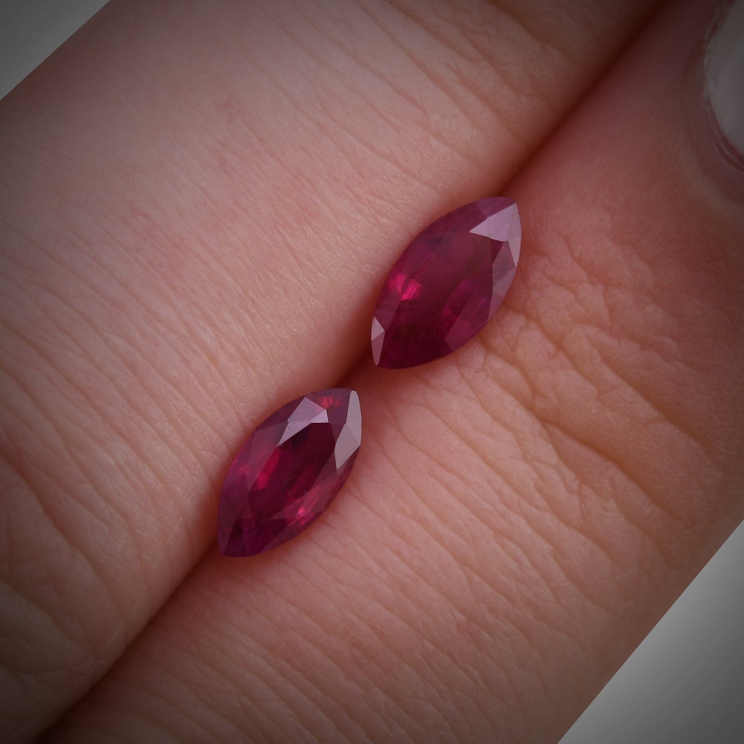 1,19 Karat roter burmesischer Marquise-Rubin