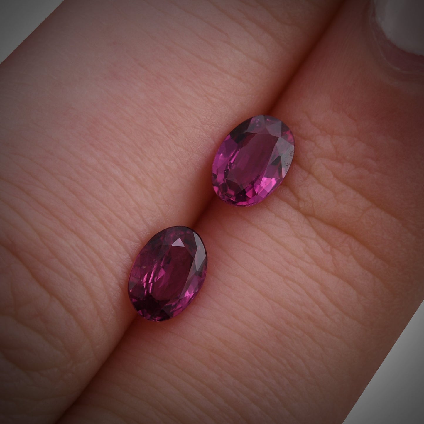 1,35 Karat roter ovaler Rubin aus Thailand