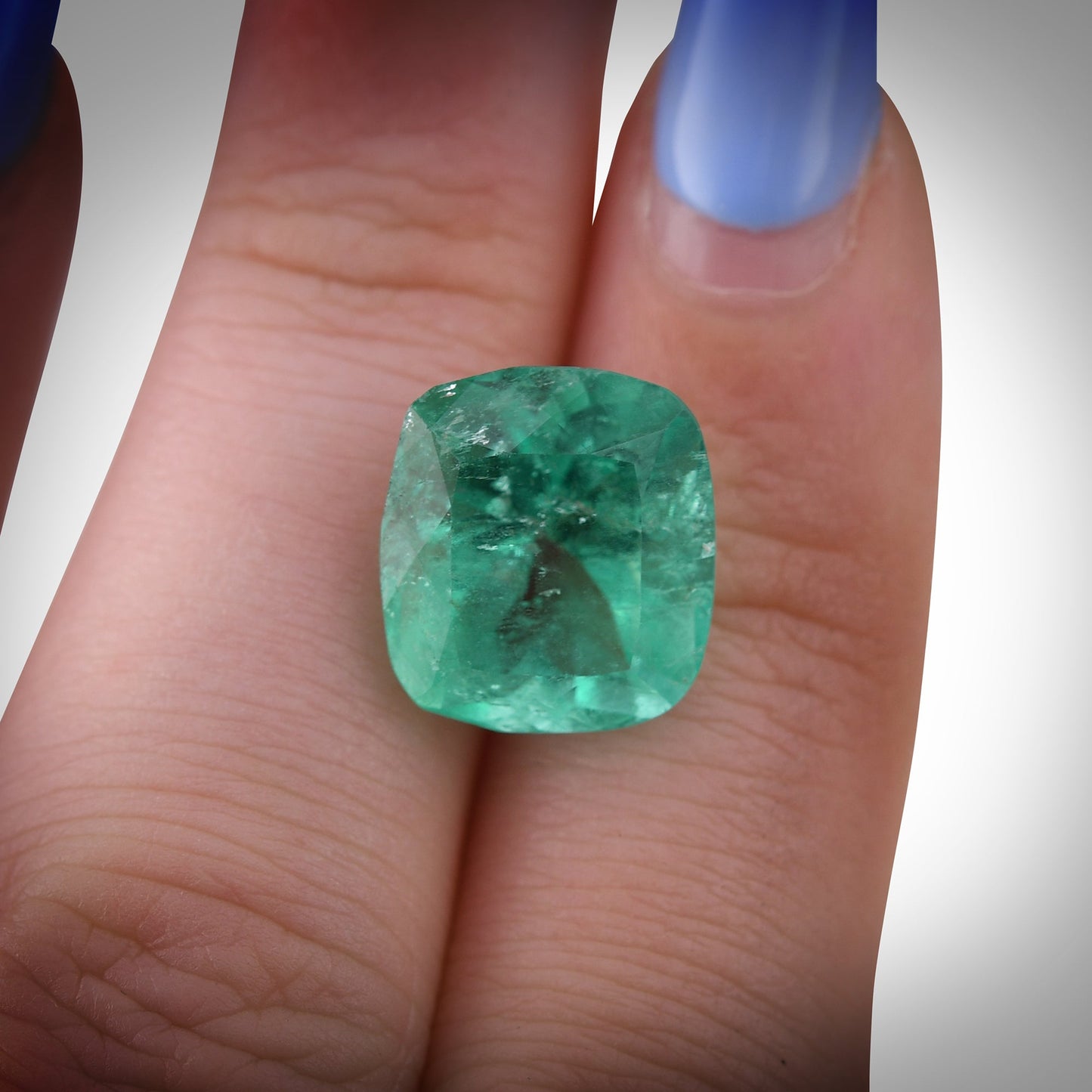 7,71 Karat grüner kolumbianischer Kissen-Smaragd (GIA-geprüft)