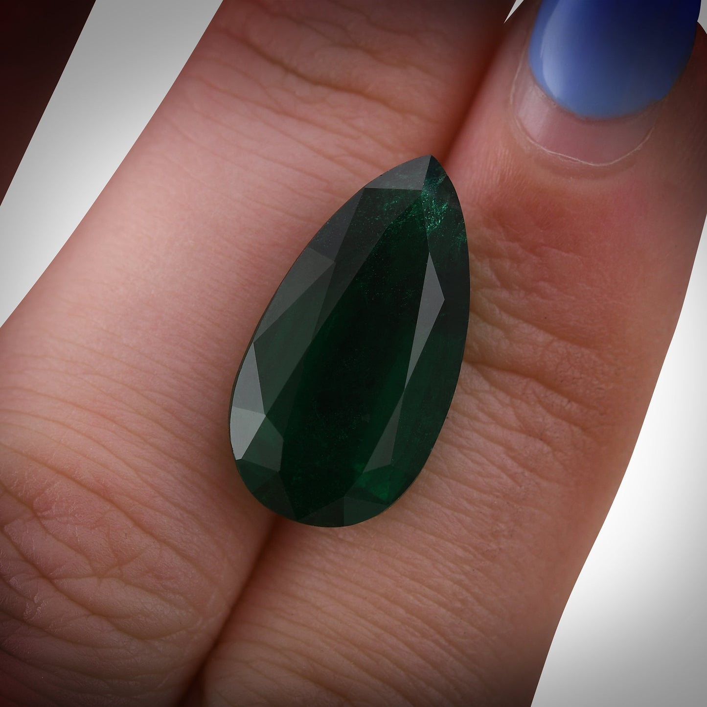 9,72 Karat grüner sambischer Birnen-Smaragd (GIA)