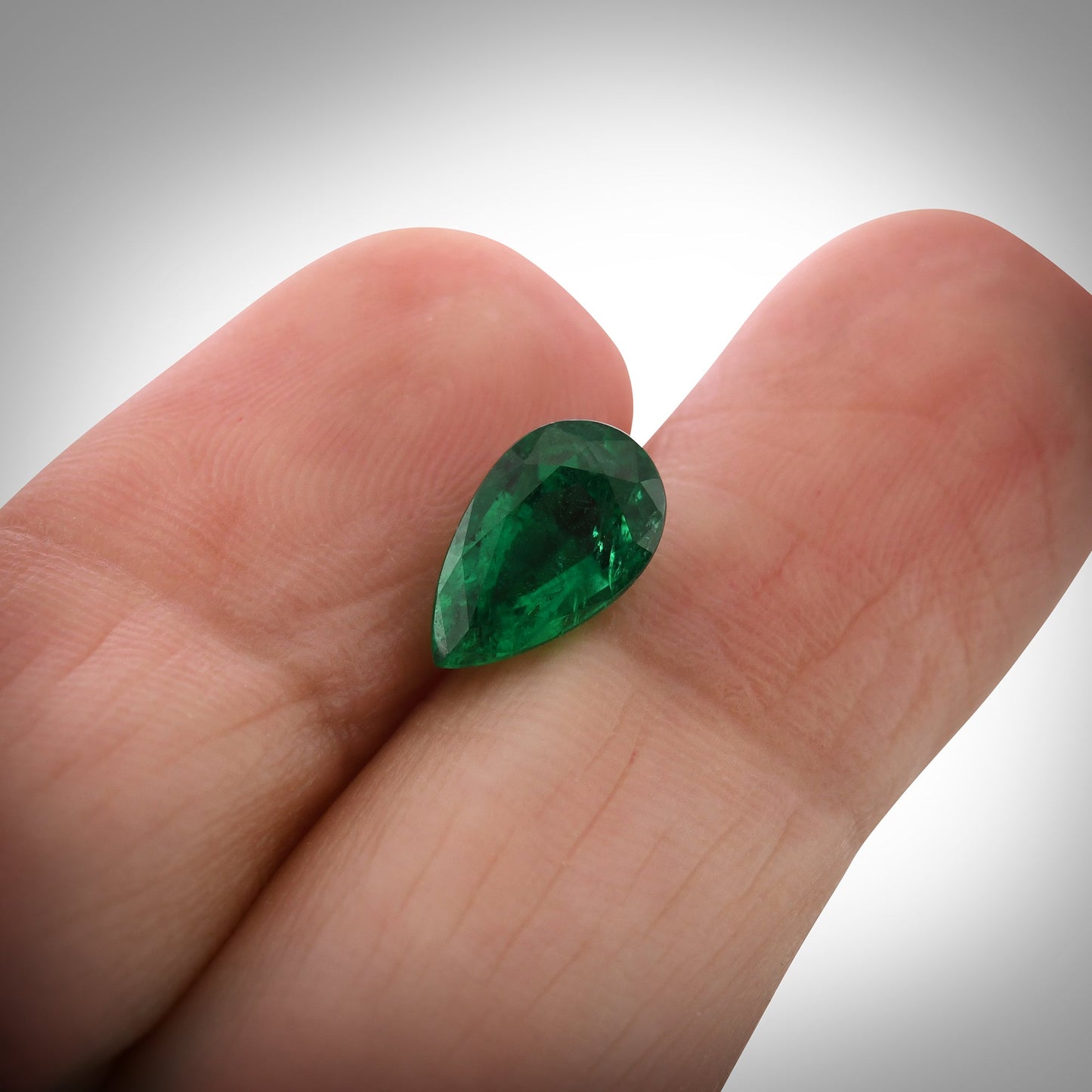 1,57 Karat grüner sambischer Birnen-Smaragd