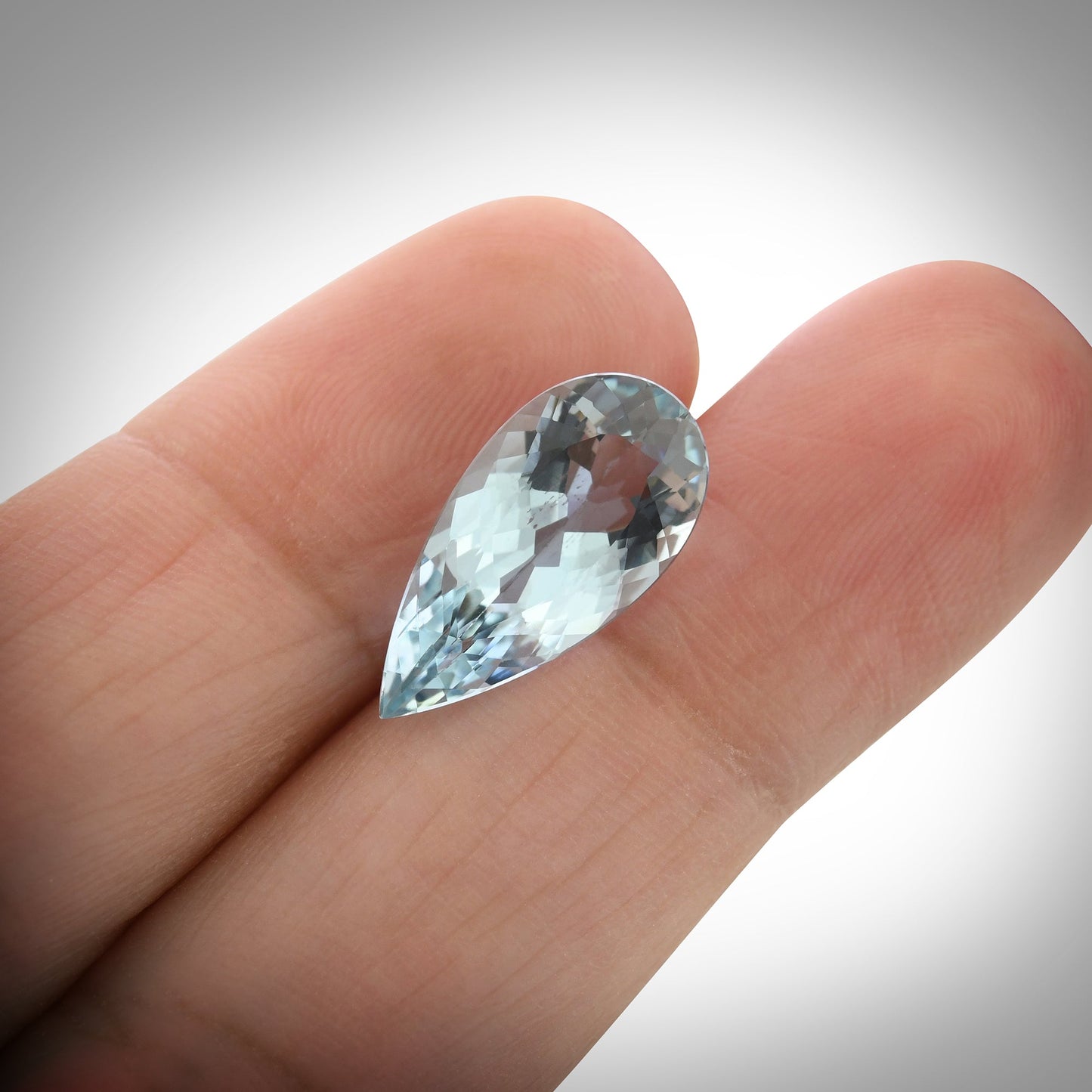 3,75 Karat blauer brasilianischer Birnen-Aquamarin