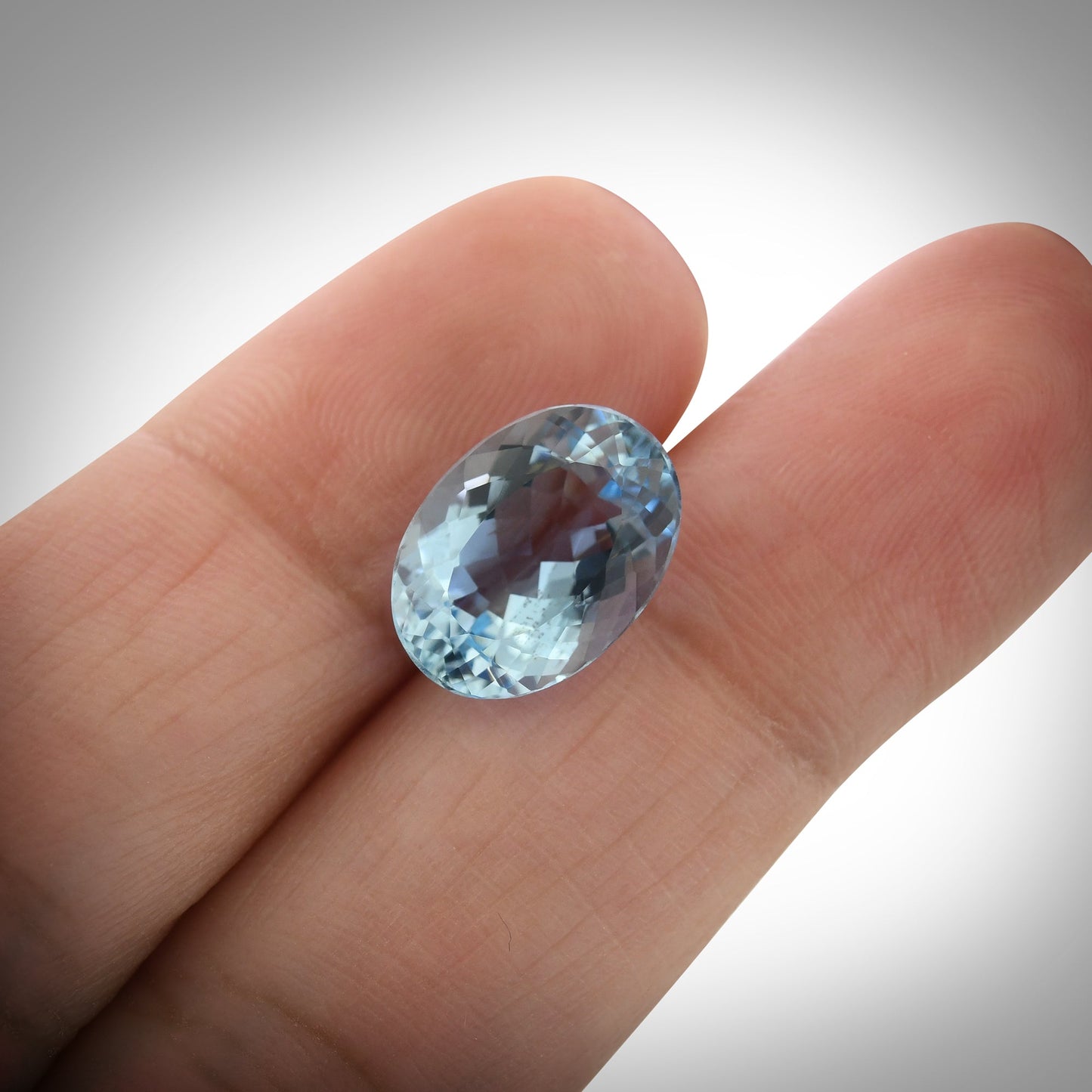 3,91 Karat blauer brasilianischer ovaler Aquamarin